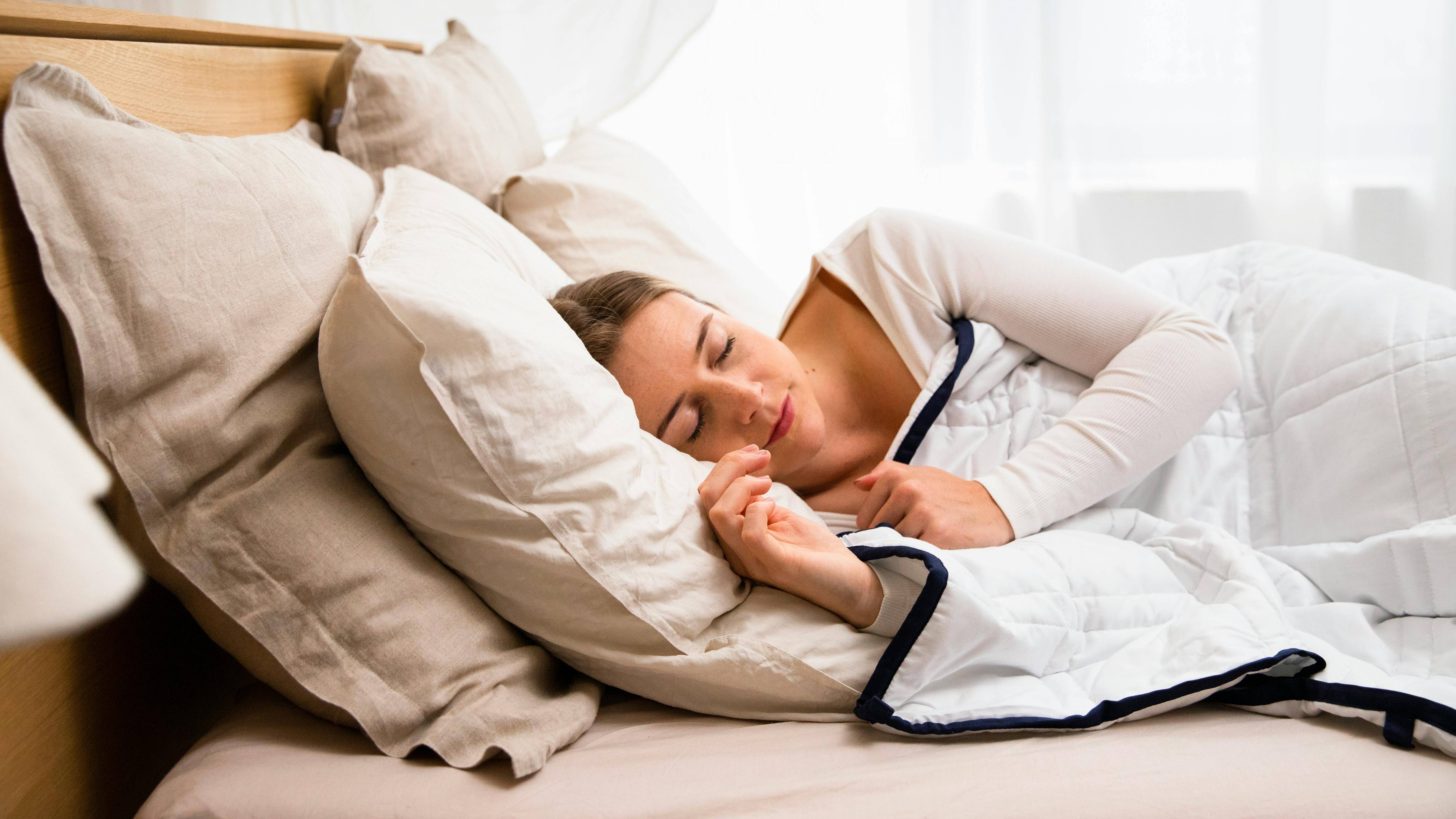 Người bệnh nên chọn nệm và gối ngủ phù hợp để nâng đỡ cột sống