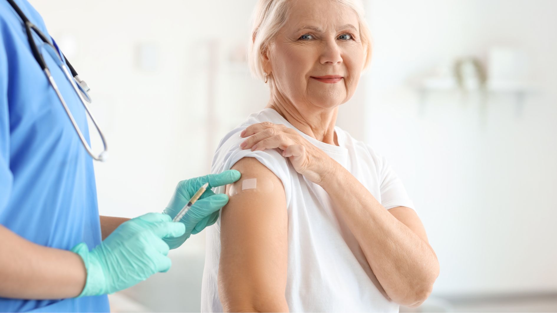 Sau khi tiêm vắc xin, bạn có thể bị sưng hoặc đau nhẹ tại vị trí tiêm