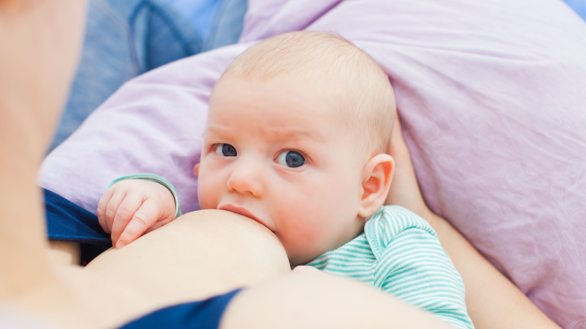 Mẹ cho trẻ có thóp lõm bú theo nhu cầu để bù nước