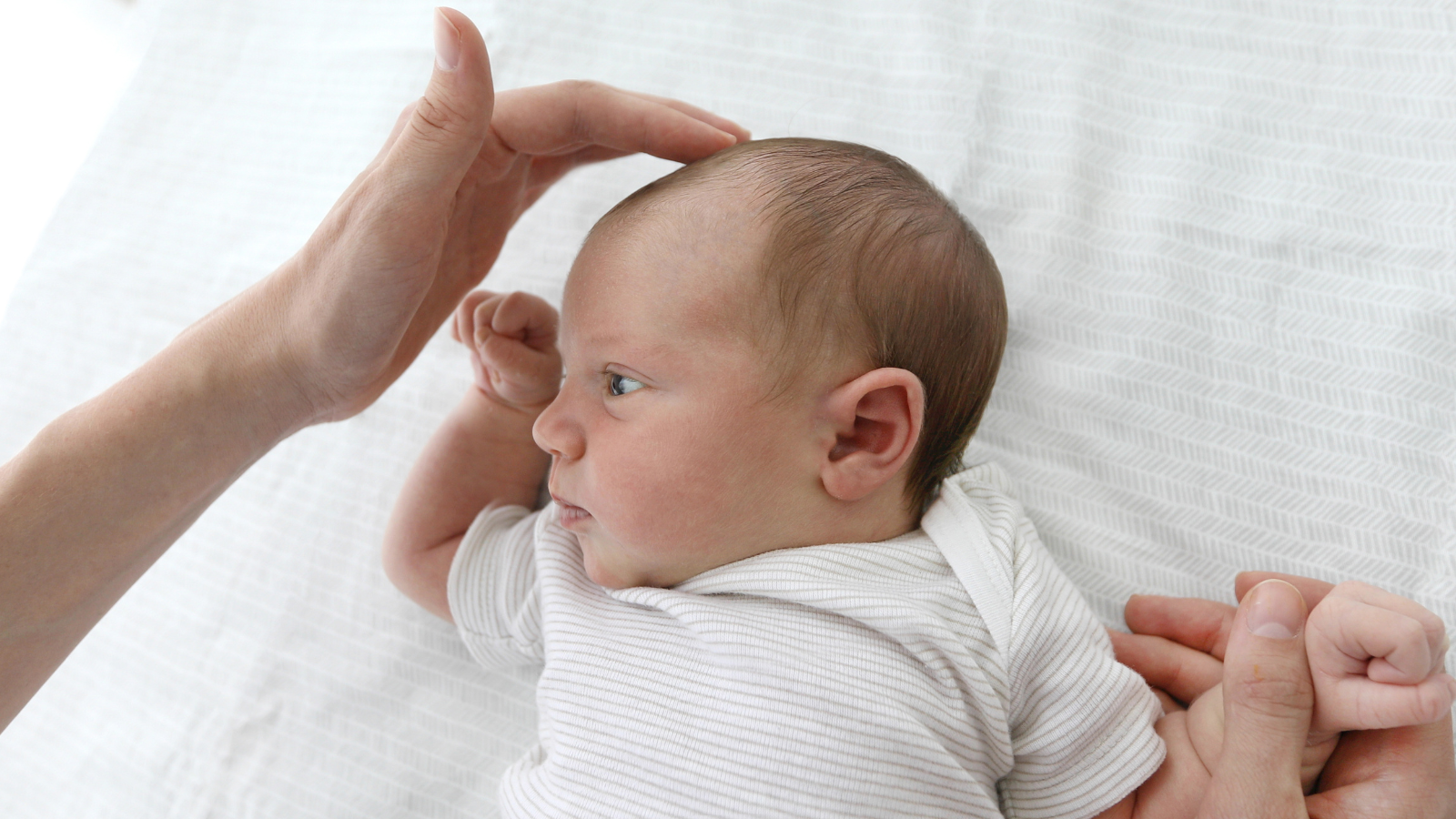 Thóp phồng ở trẻ sơ sinh có nguy hiểm không là thắc mắc của nhiều ba mẹ