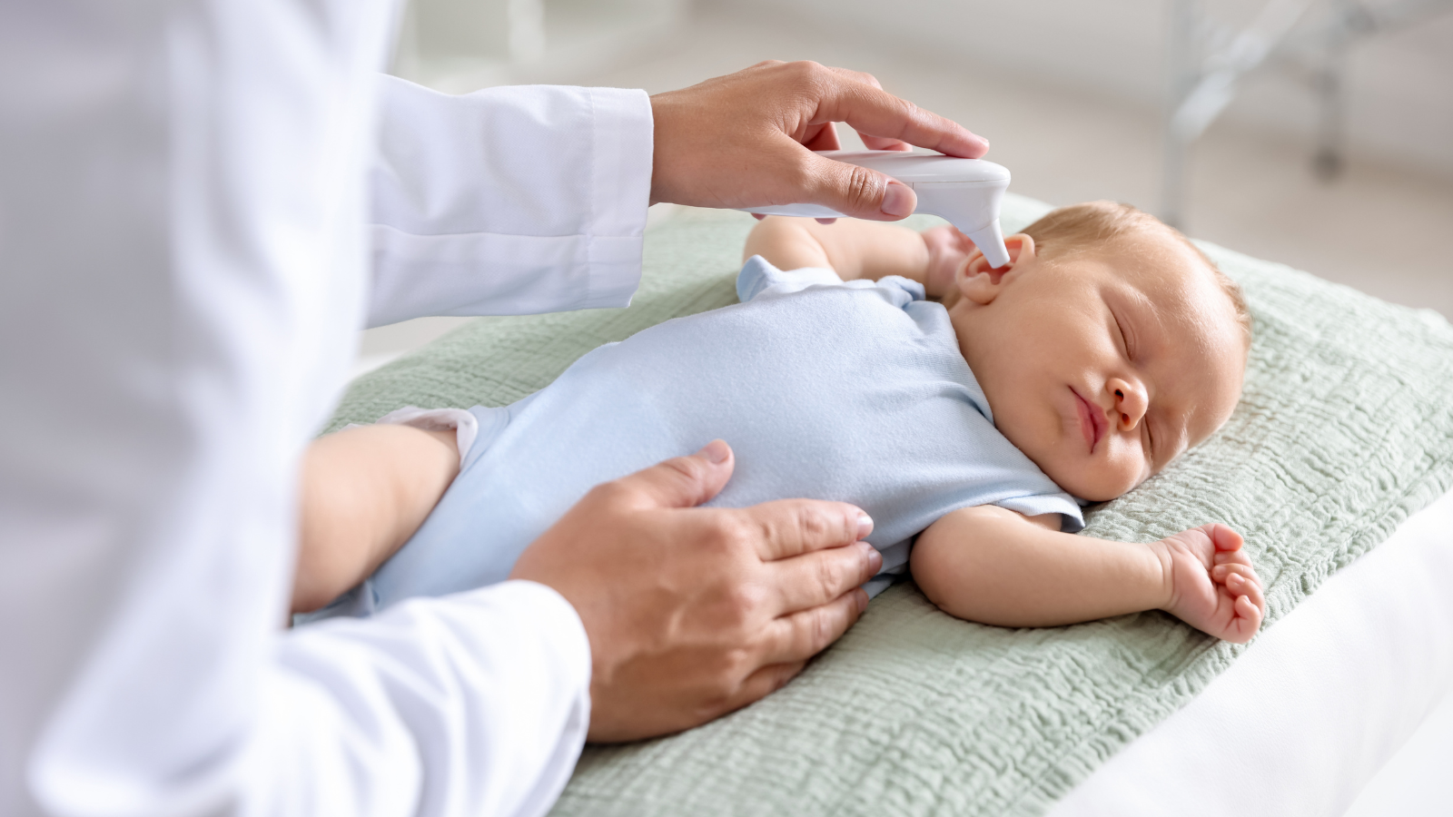 Cần đưa trẻ đi khám hoặc cấp cứu ngay nếu thóp phồng liên tục