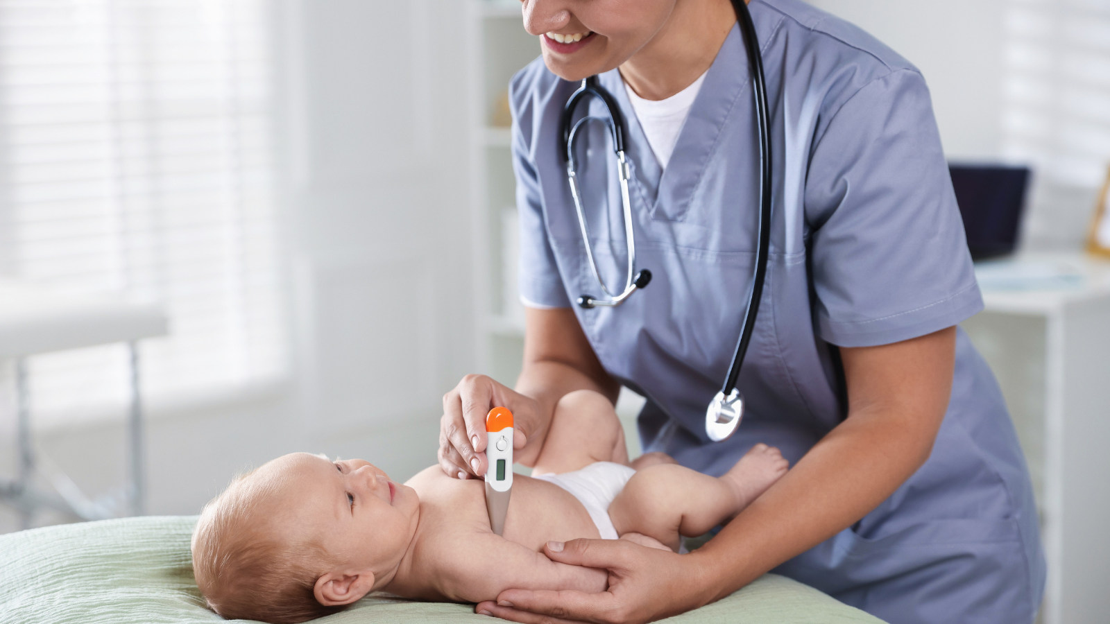 Đưa trẻ sơ sinh đi khám để bác sĩ xác định nguyên nhân thóp phồng