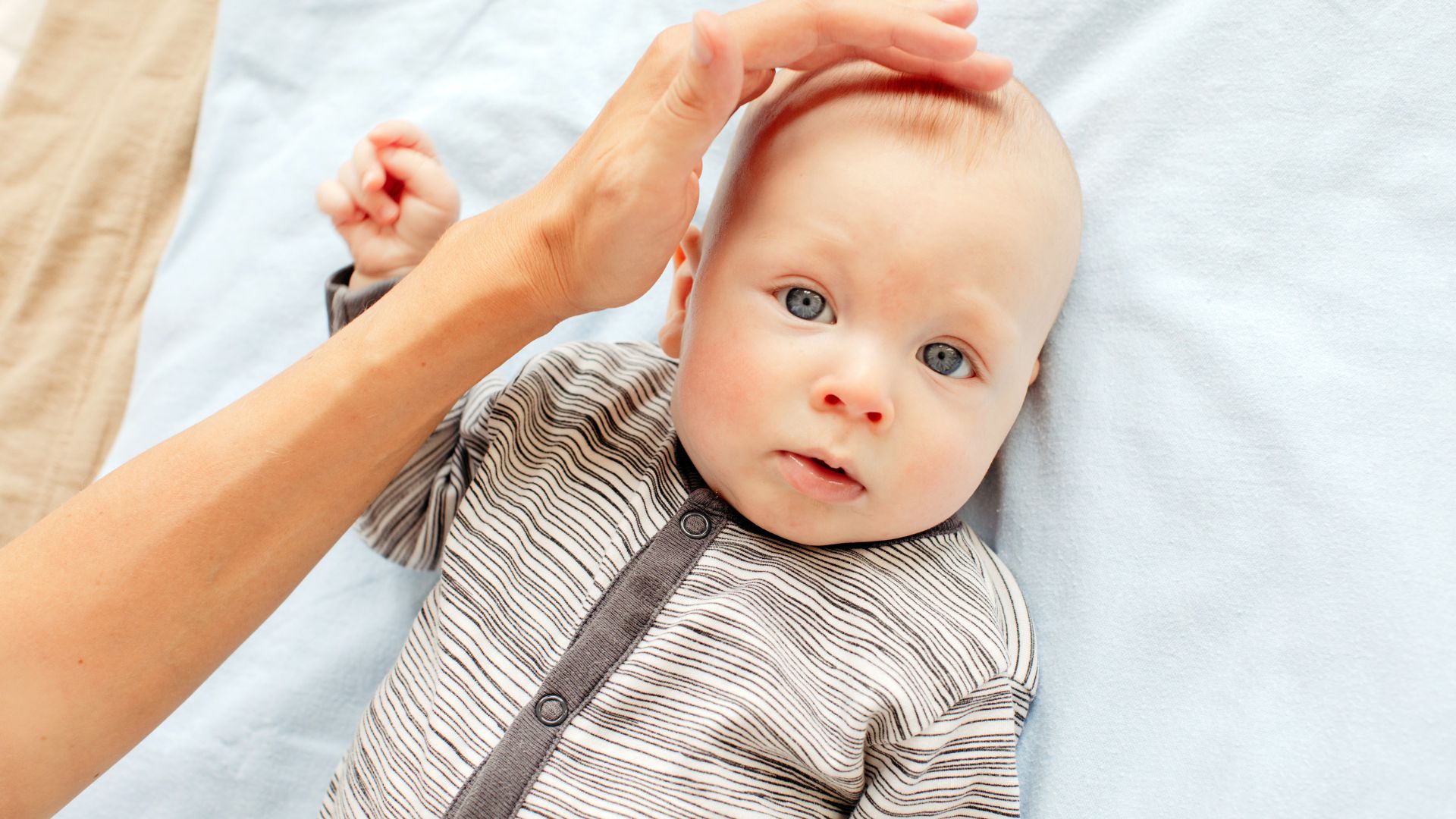 Thóp đóng quá sớm hoặc quá muộn là dấu hiệu bất thường cần theo dõi