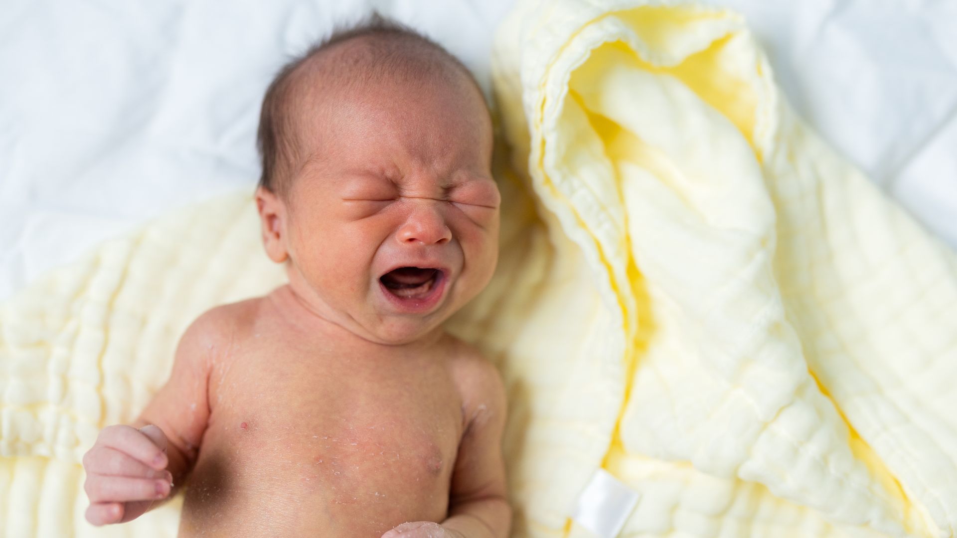 Trẻ khóc to là một nguyên nhân khiến thóp phập phồng