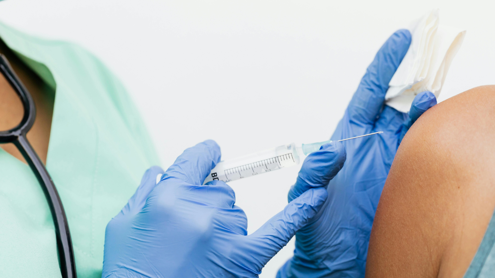 Tiêm ngừa vắc xin HPV là biện pháp đơn giản nhưng mang lại hiệu quả cao