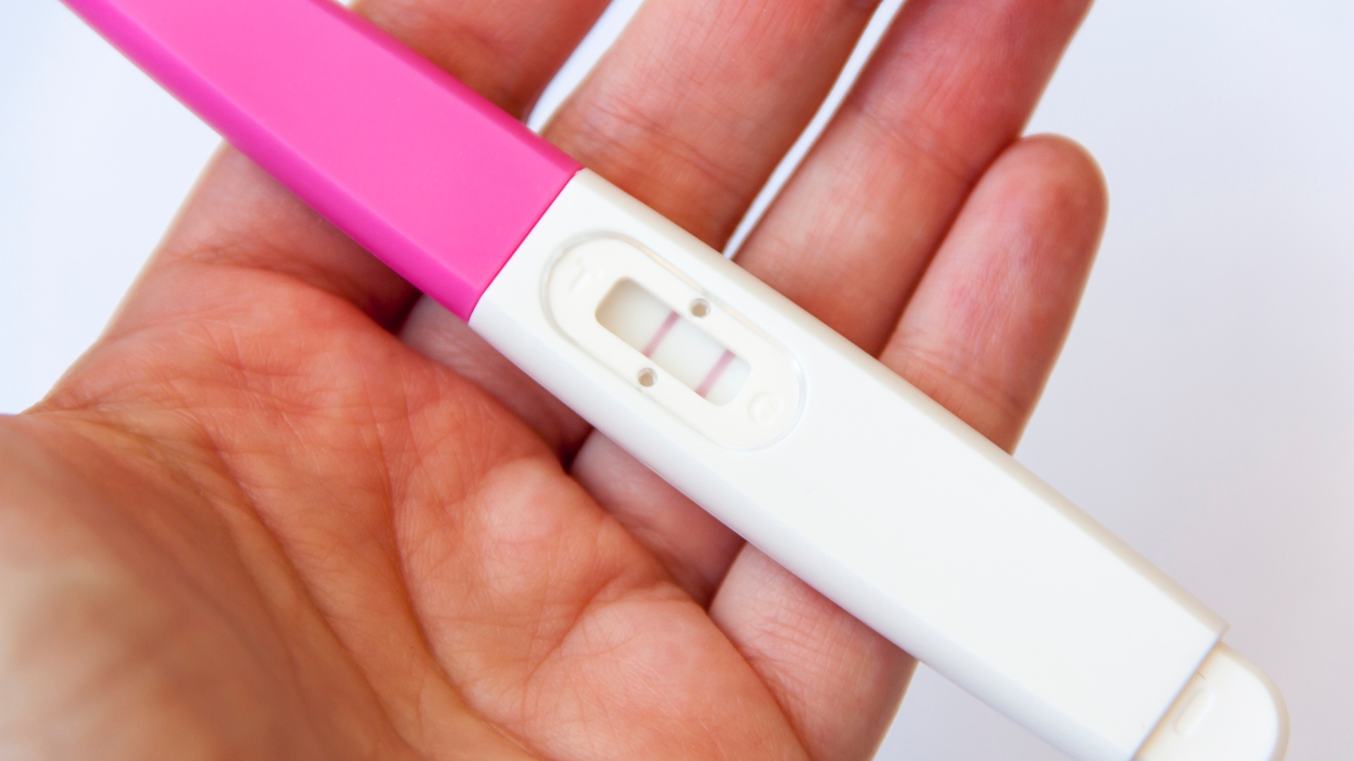 Cũng cần lưu ý khả năng dương tính giả nếu que thử bị lỗi, sử dụng sai cách hoặc do ảnh hưởng của thuốc