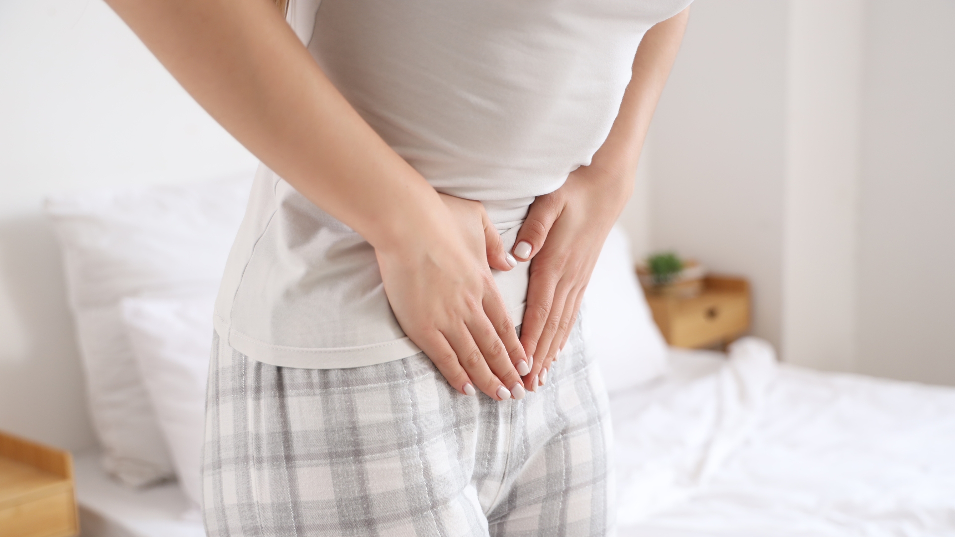 Máu do viêm nhiễm phụ khoa thường xuất hiện không theo chu kỳ, có thể kèm khí hư bất thường, mùi hôi, ngứa hoặc đau rát vùng kín