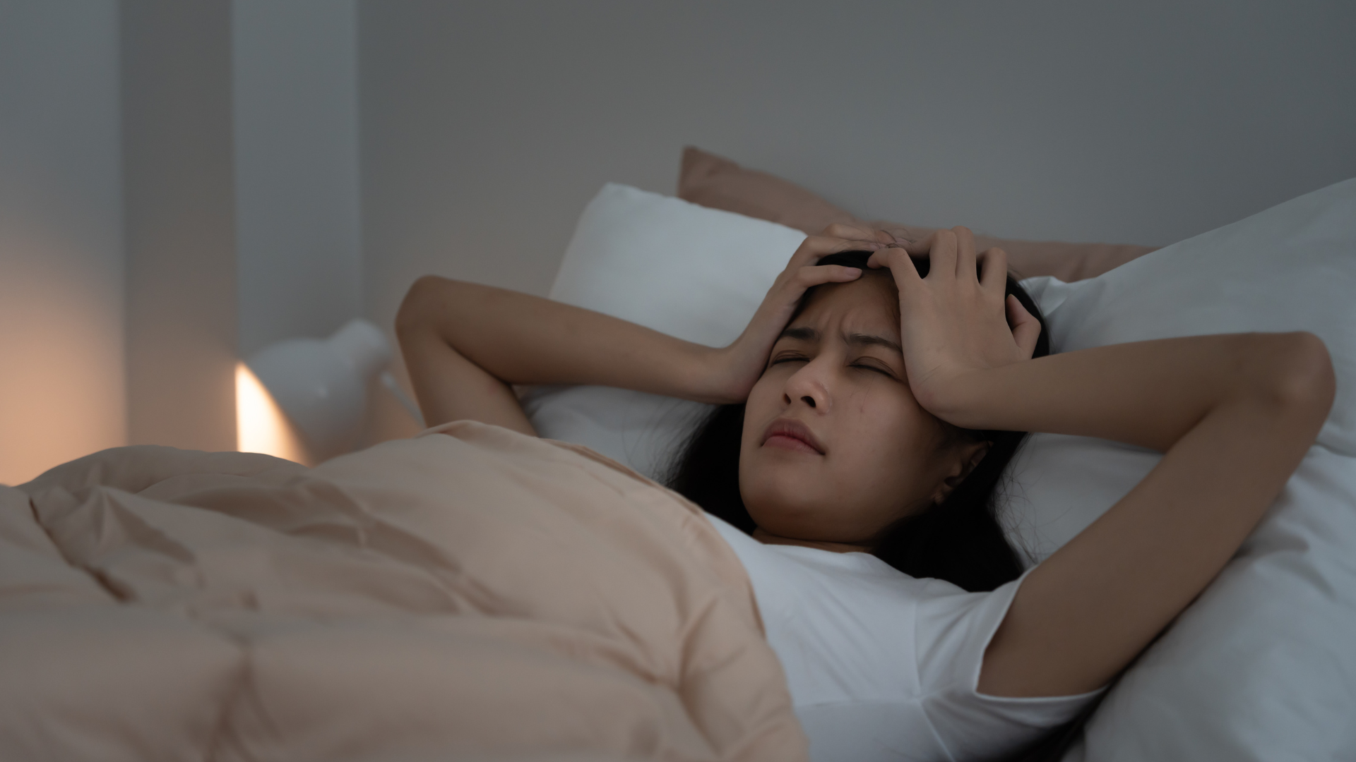 Người thường xuyên khó ngủ hoặc mất ngủ, nên ưu tiên ngủ đủ thay vì thức dậy quá