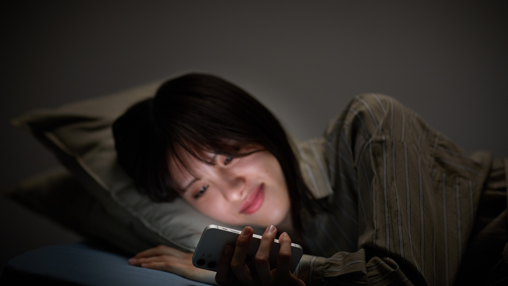 Thức khuya với màn hình, não bộ rối loạn nhịp nghỉ ngơi, khó chìm vào giấc ngủ