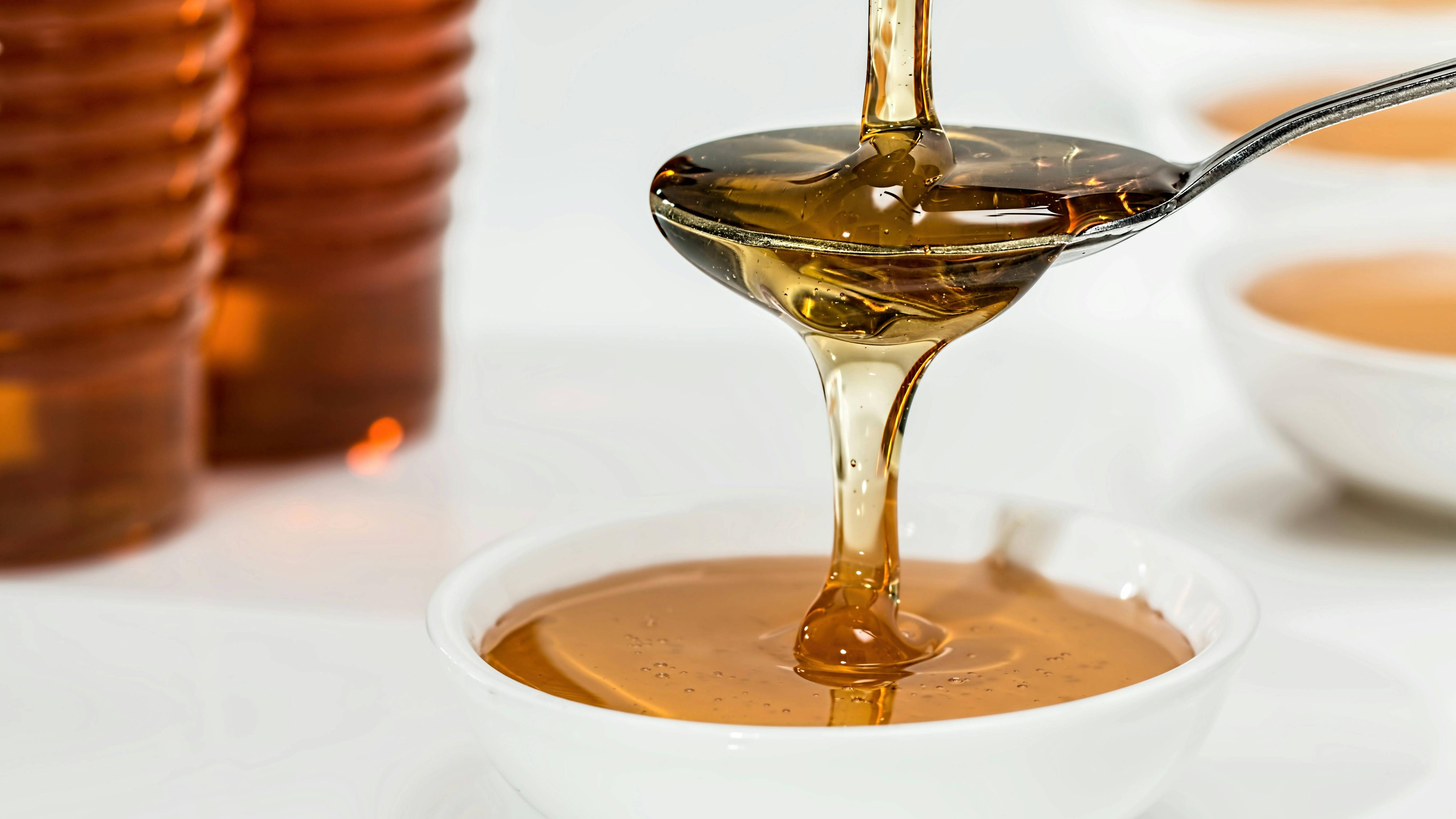 Không dùng mật ong cho trẻ dưới 1 tuổi vì dễ gây ngộ độc