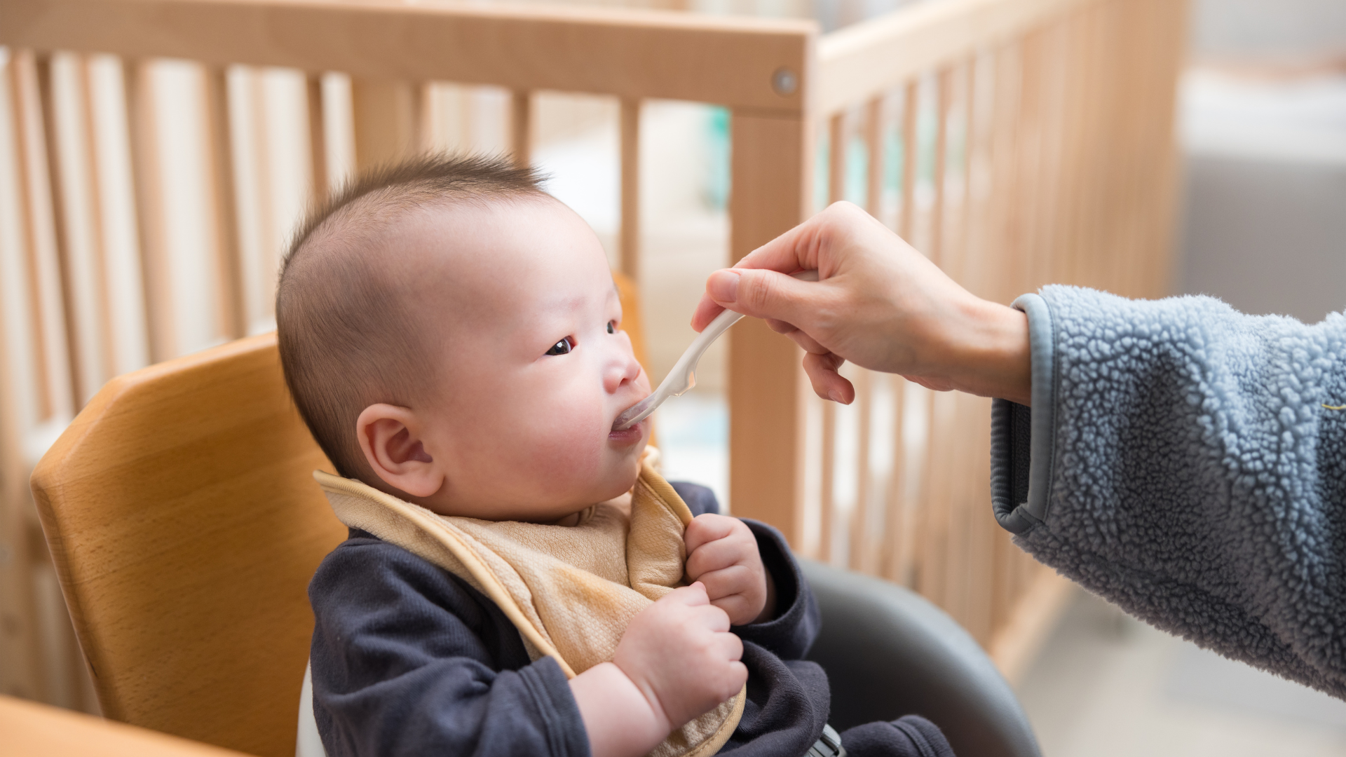 Theo sát bé trong bữa ăn dặm để kịp thời xử lý các vấn đề phát sinh