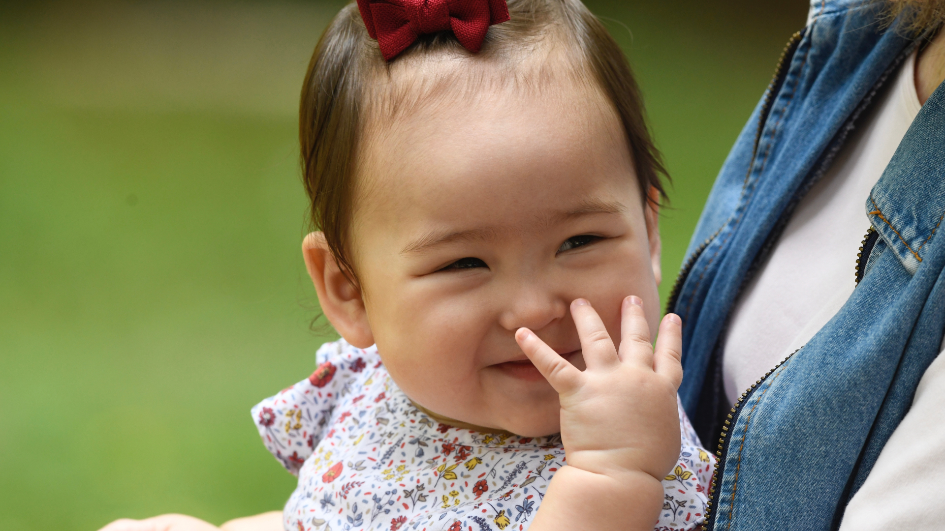 Bé 8 tháng tuổi có thể ngồi vững hơn, phối hợp tay - mắt tốt hơn và bắt đầu biết cầm nắm thức ăn để tự đưa vào miệng