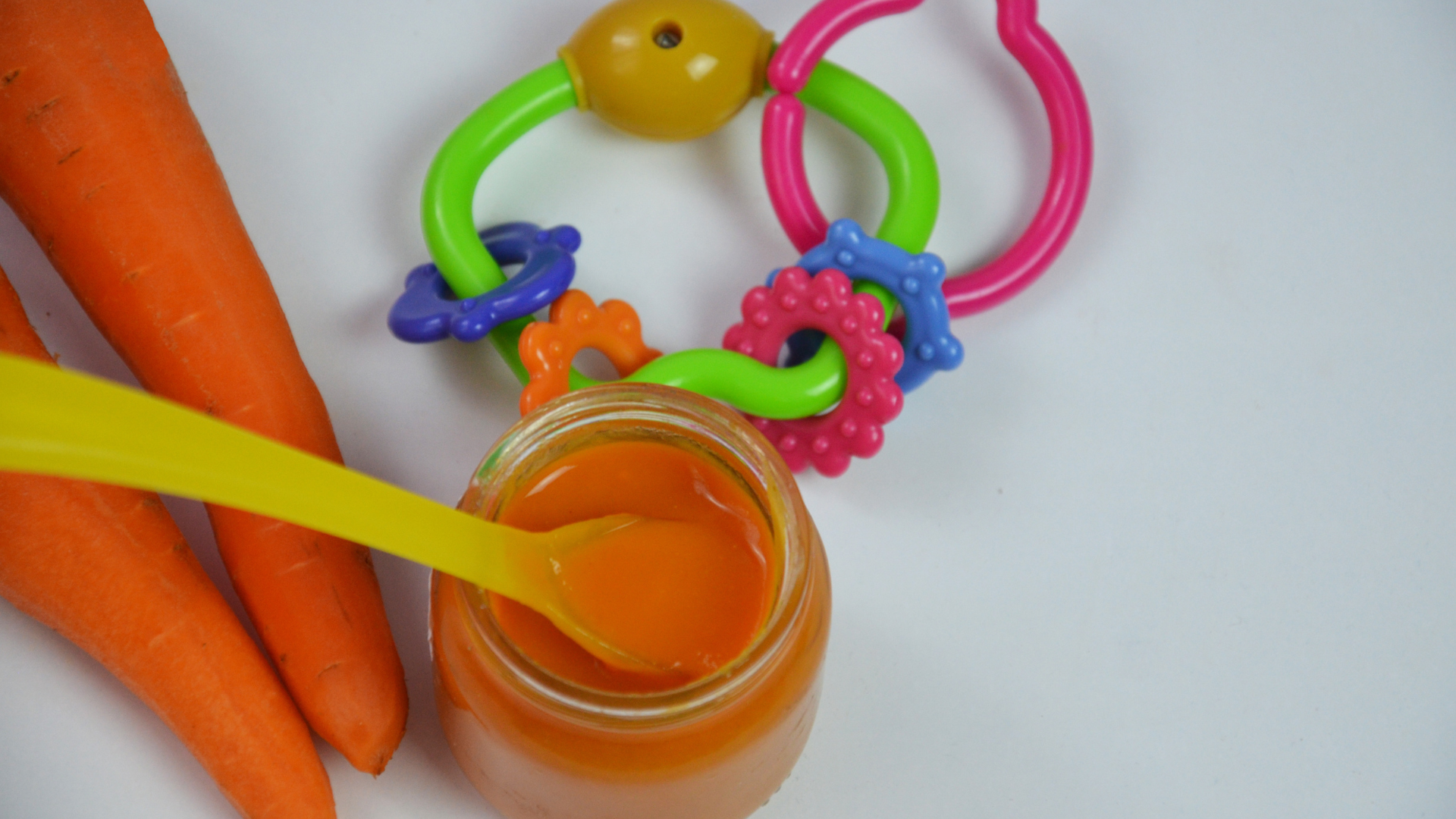 Sau khi bé quen tinh bột, mẹ có thể bổ sung thêm rau củ