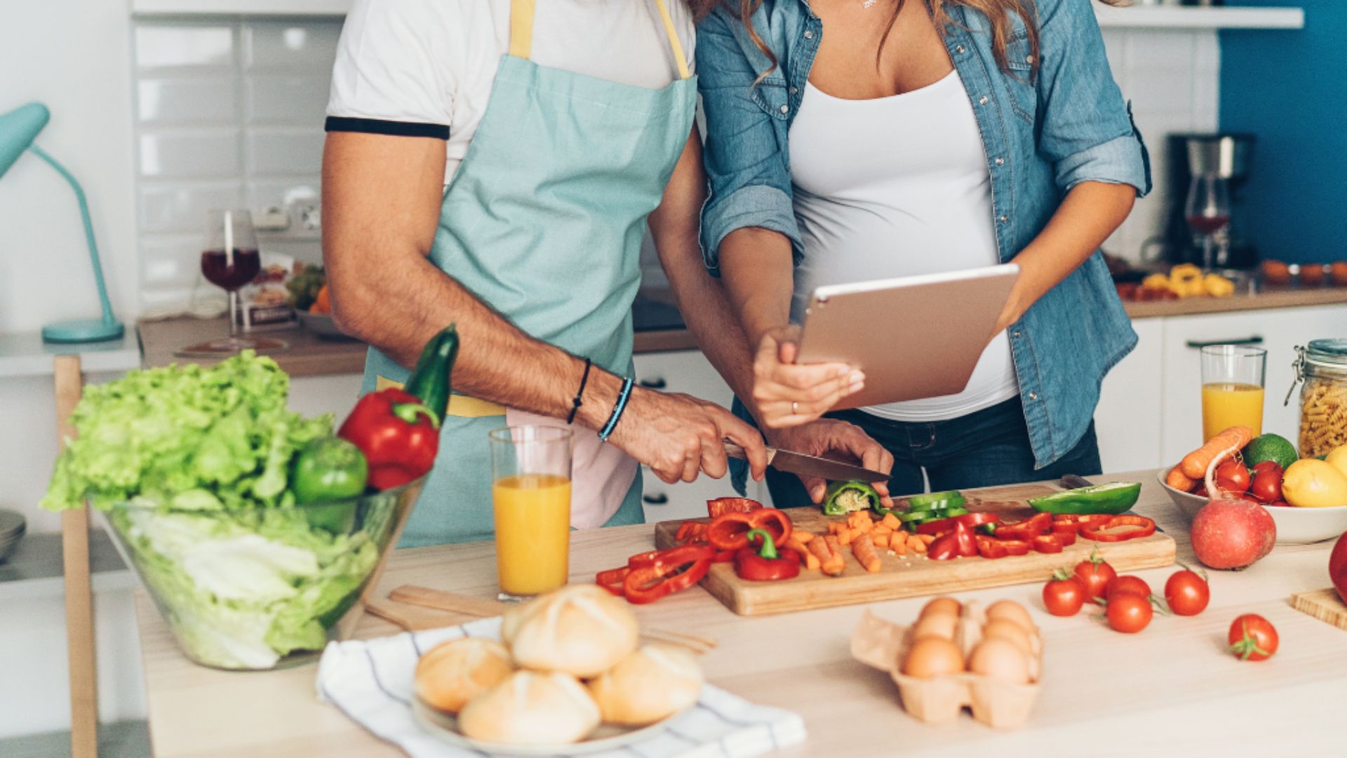 Thực đơn cho mẹ bầu song thai cần đảm bảo sự cân bằng và đa dạng nhóm chất