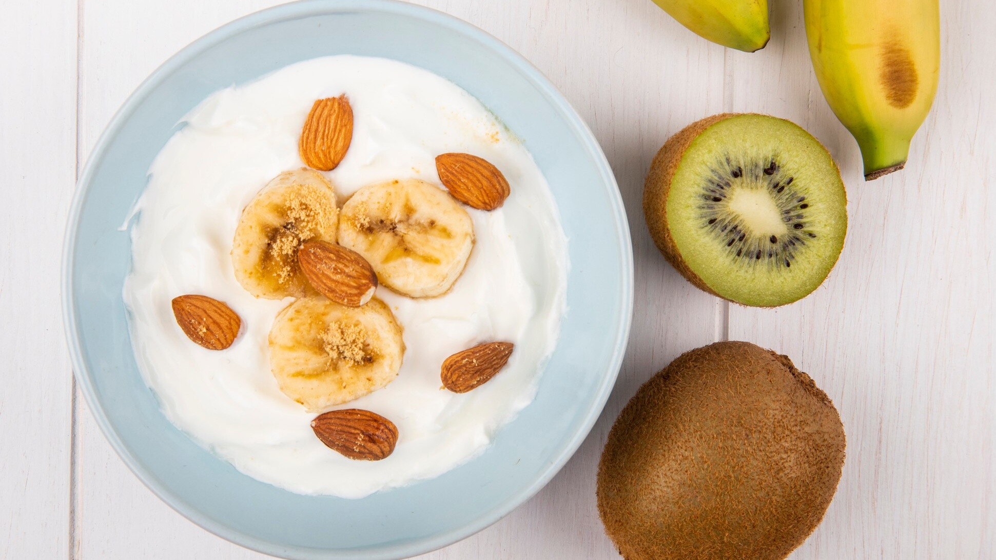 Sữa chua ít béo hoặc chuối chín cung cấp lợi khuẩn, hỗ trợ cân bằng hệ vi sinh đường ruột