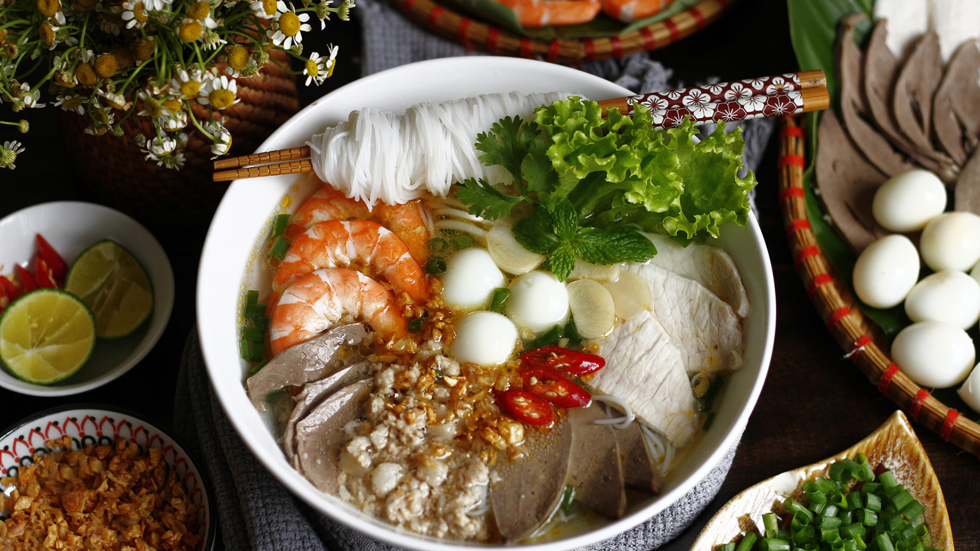 Bữa sáng ngon miệng với tô hủ tiếu nóng hổi thêm vài múi cam ngọt  giúp thực đơn ngày 3 cân bằng dinh dưỡng