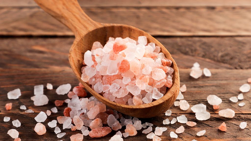 Ưu tiên muối chưa tinh luyện (như muối hồng Himalaya) theo khuyến nghị của bác sĩ