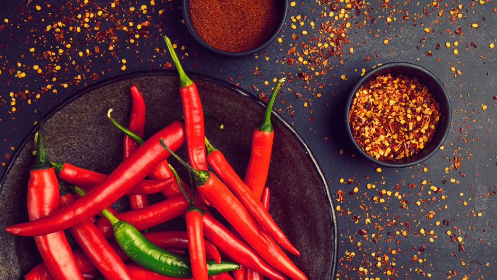 Các món cay nóng có thể làm nặng thêm triệu chứng buồn nôn, tiêu chảy