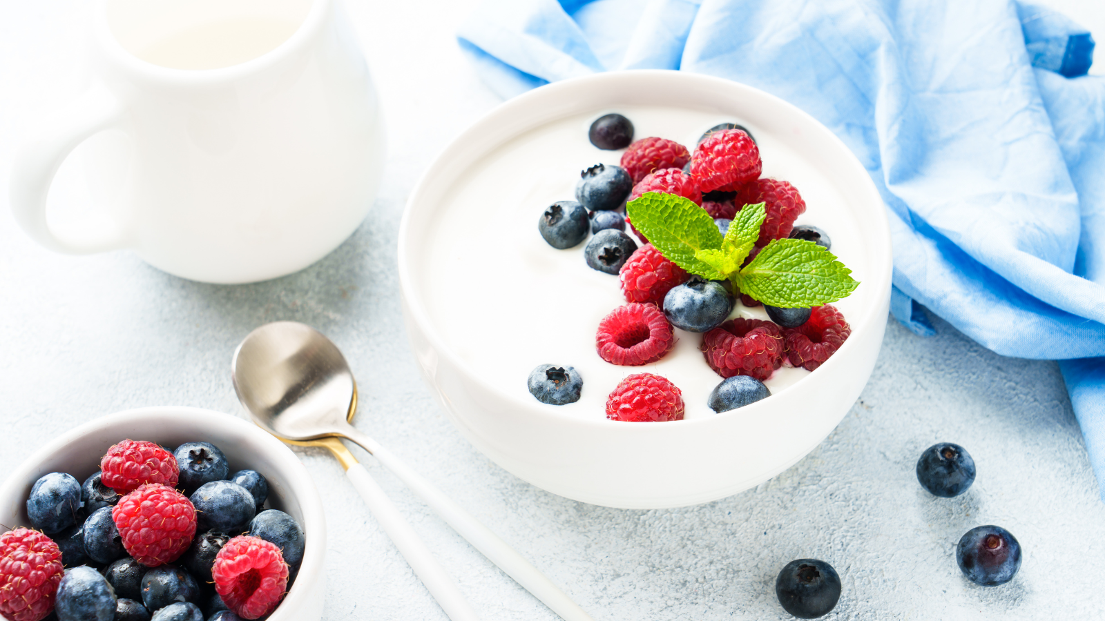 Sữa chua Hy Lạp trộn cùng các loại quả mọng tươi