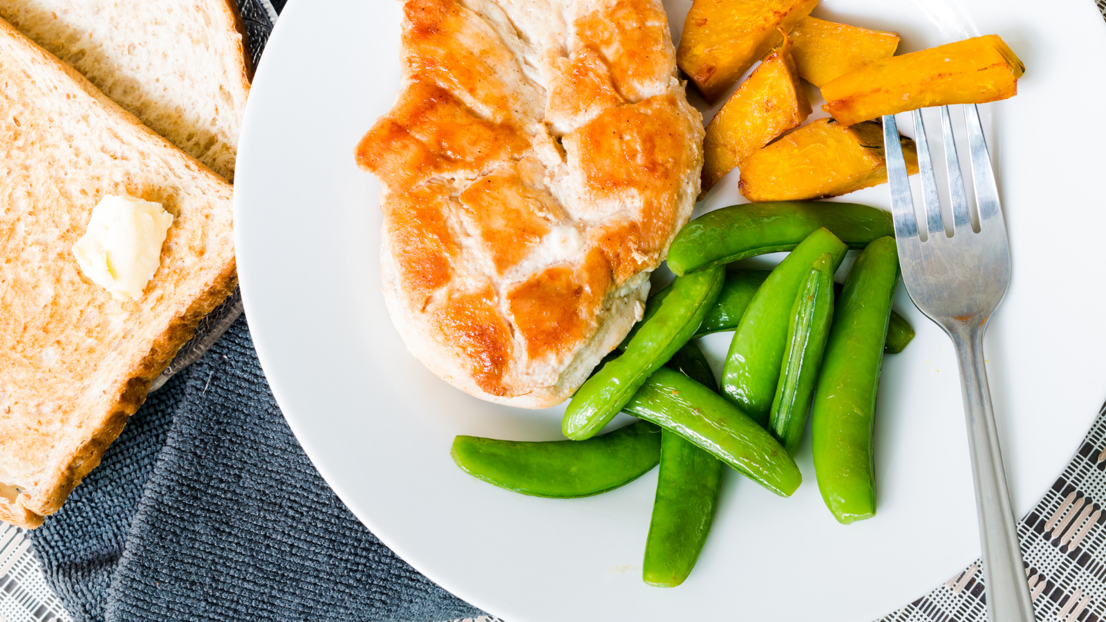 Gà nướng mật ong dùng kèm rau củ xào