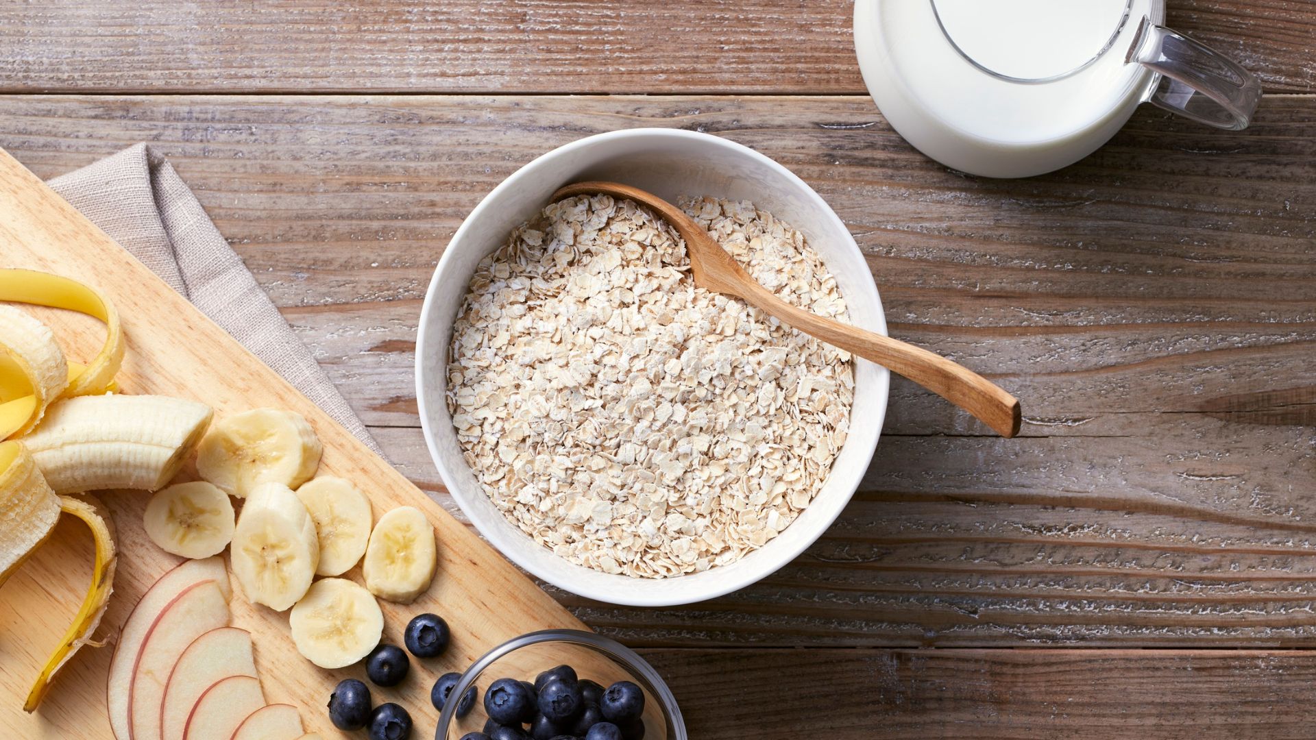 Bữa sáng bằng yến mạch và sữa hạt là lựa chọn trong thực đơn eat clean giảm cân 7 ngày