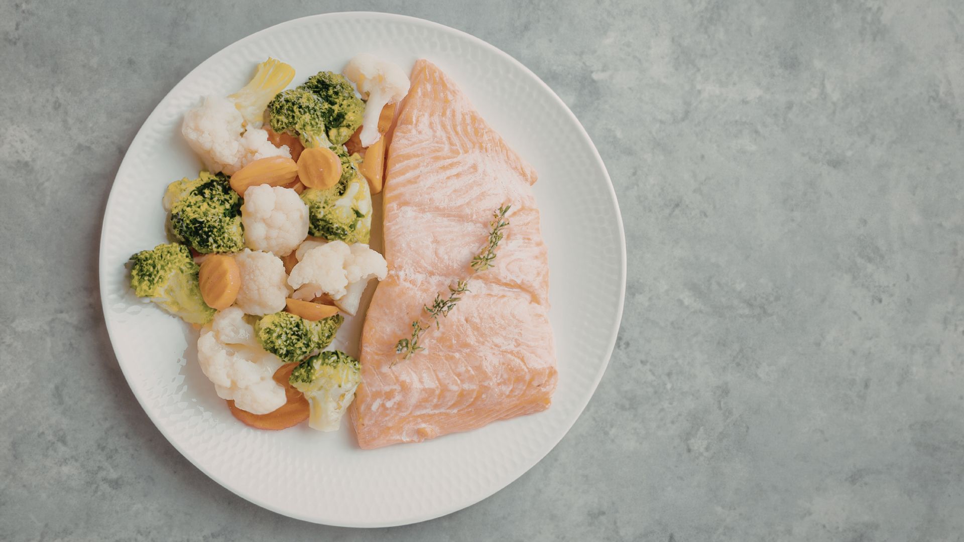 Cá hồi kèm súp lơ xanh giúp bạn bổ sung protein trong quá trình giảm cân