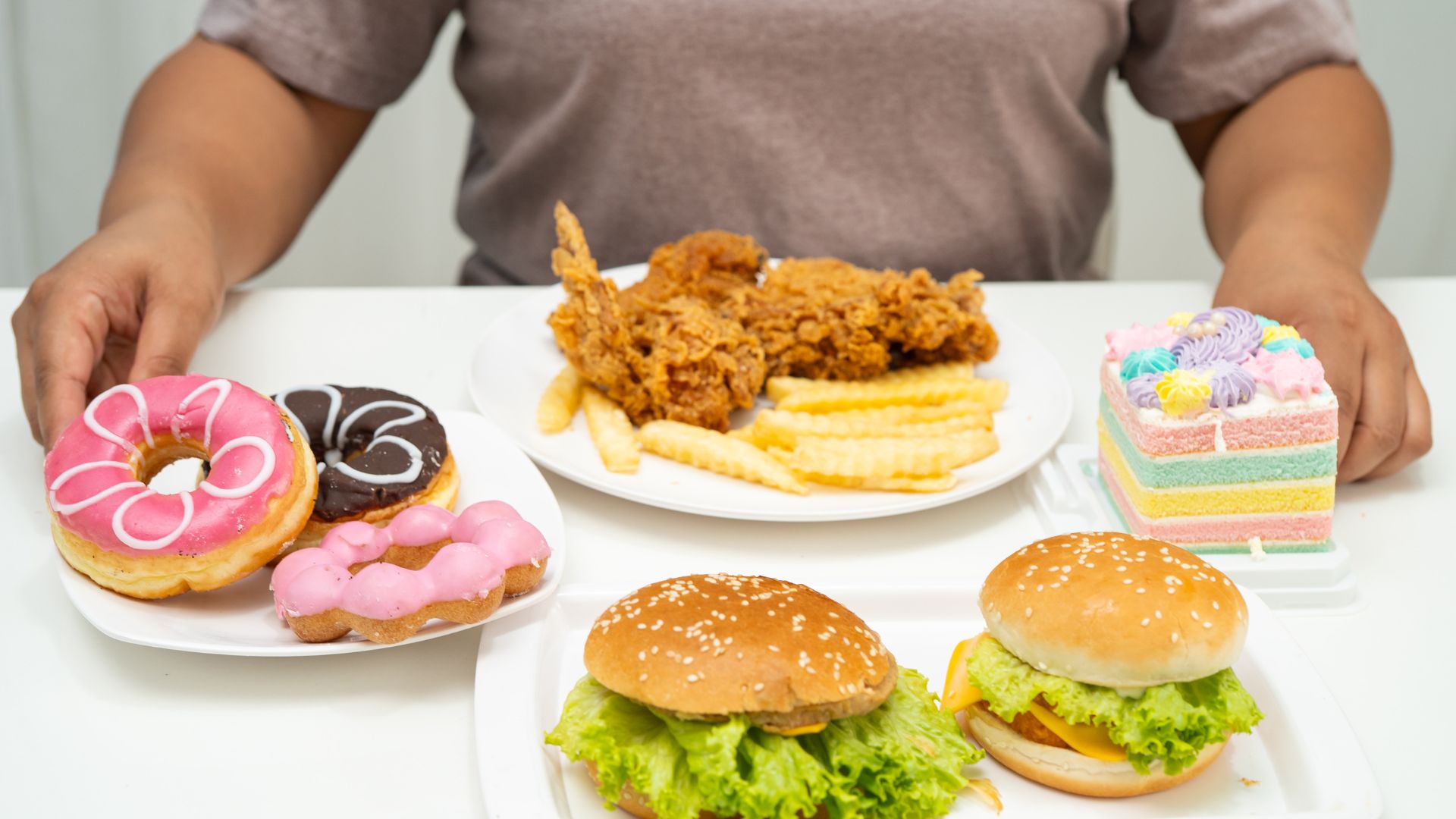 Mẹ ở cữ nên tránh ăn đồ nhiều dầu mỡ để tránh tắc tia sữa