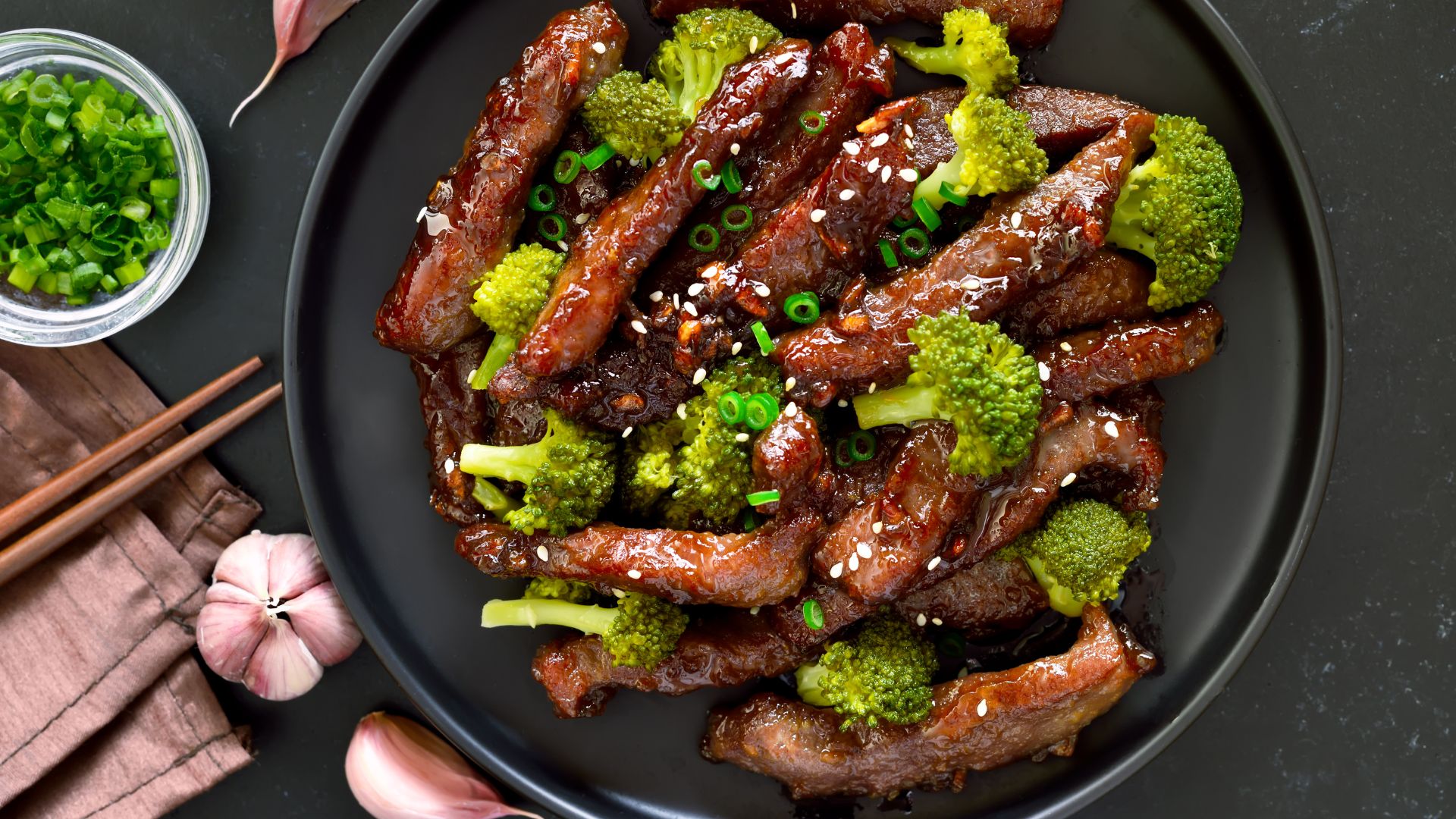 Món thịt bò xào nên có trong thực đơn ăn uống của mẹ sau sinh