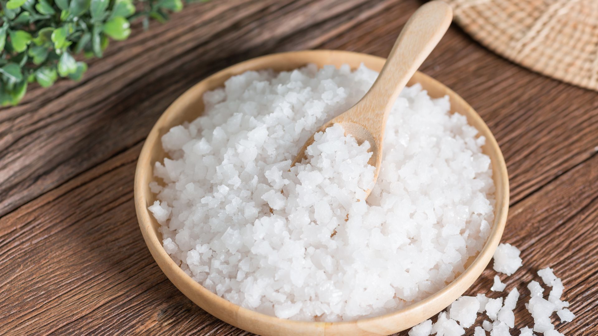 Người bị cao huyết áp nên hạn chế tiêu thụ muối