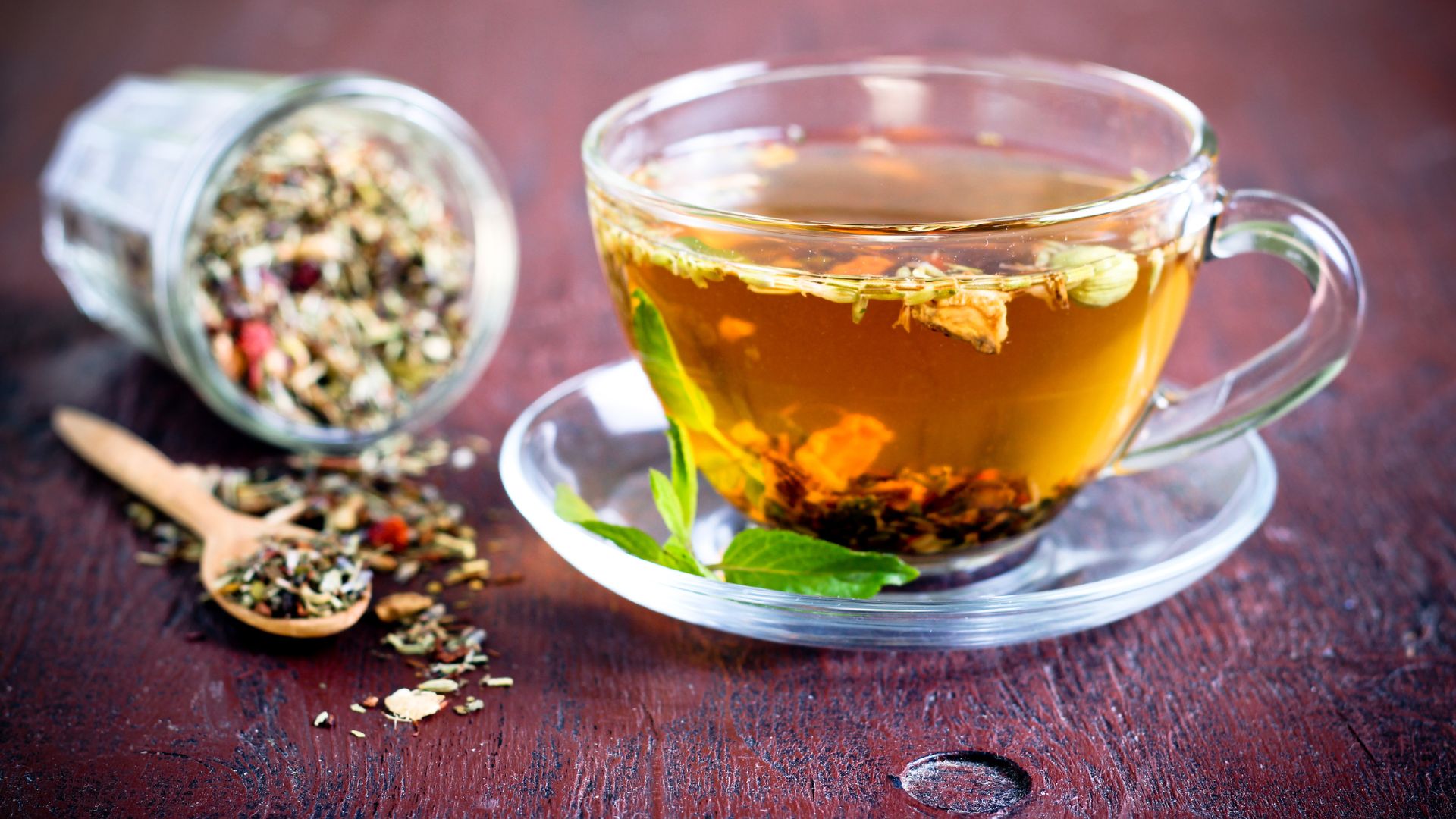 Người bị cao huyết áp nên uống trà thảo mộc thay cho cà phê hay nước tăng lực