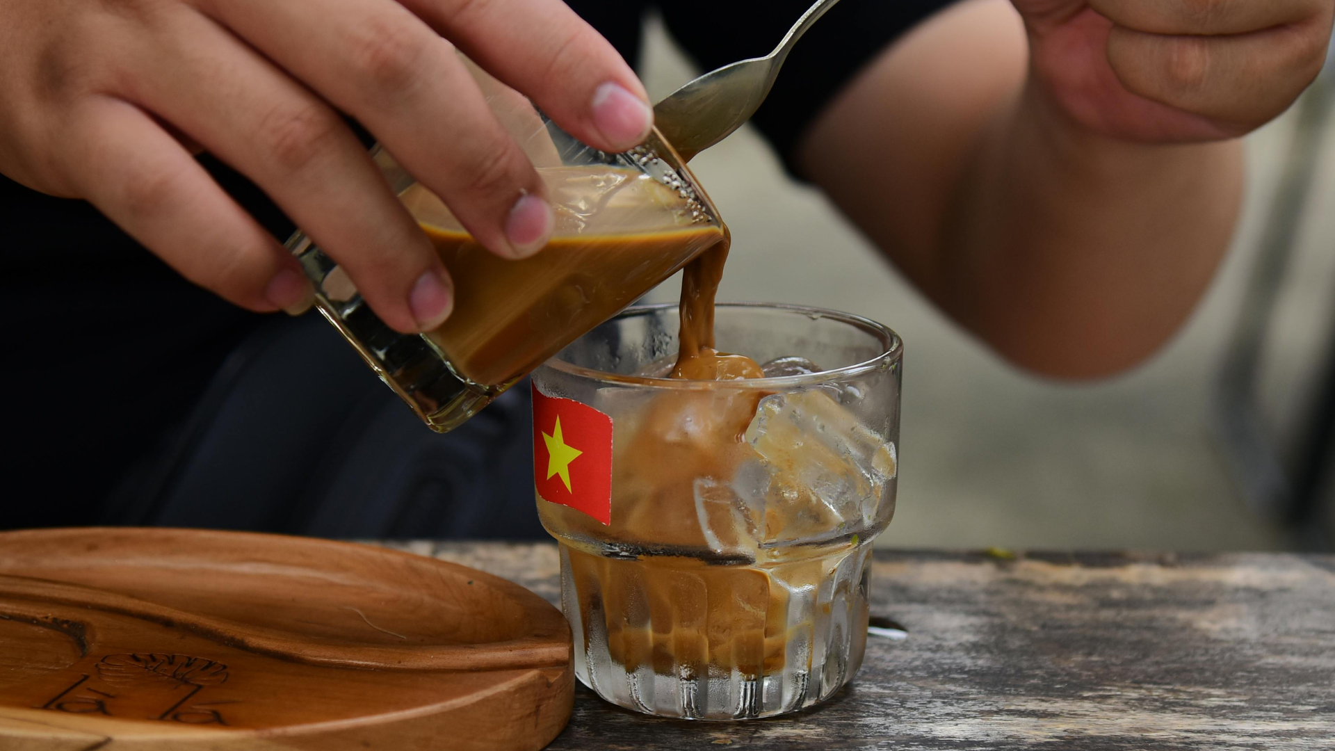 Các đồ uống có chất kích thích nên được hạn chế cho các mẹ vì sẽ làm giảm lượng sữa nếu uống thường xuyên