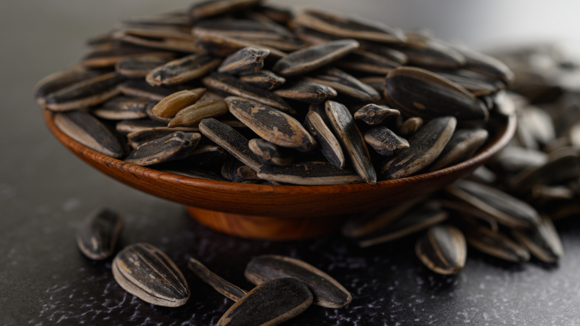 Hạt hướng dương là món ăn vặt bổ dưỡng, giúp cải thiện sức khỏe tim mạch, xương và da