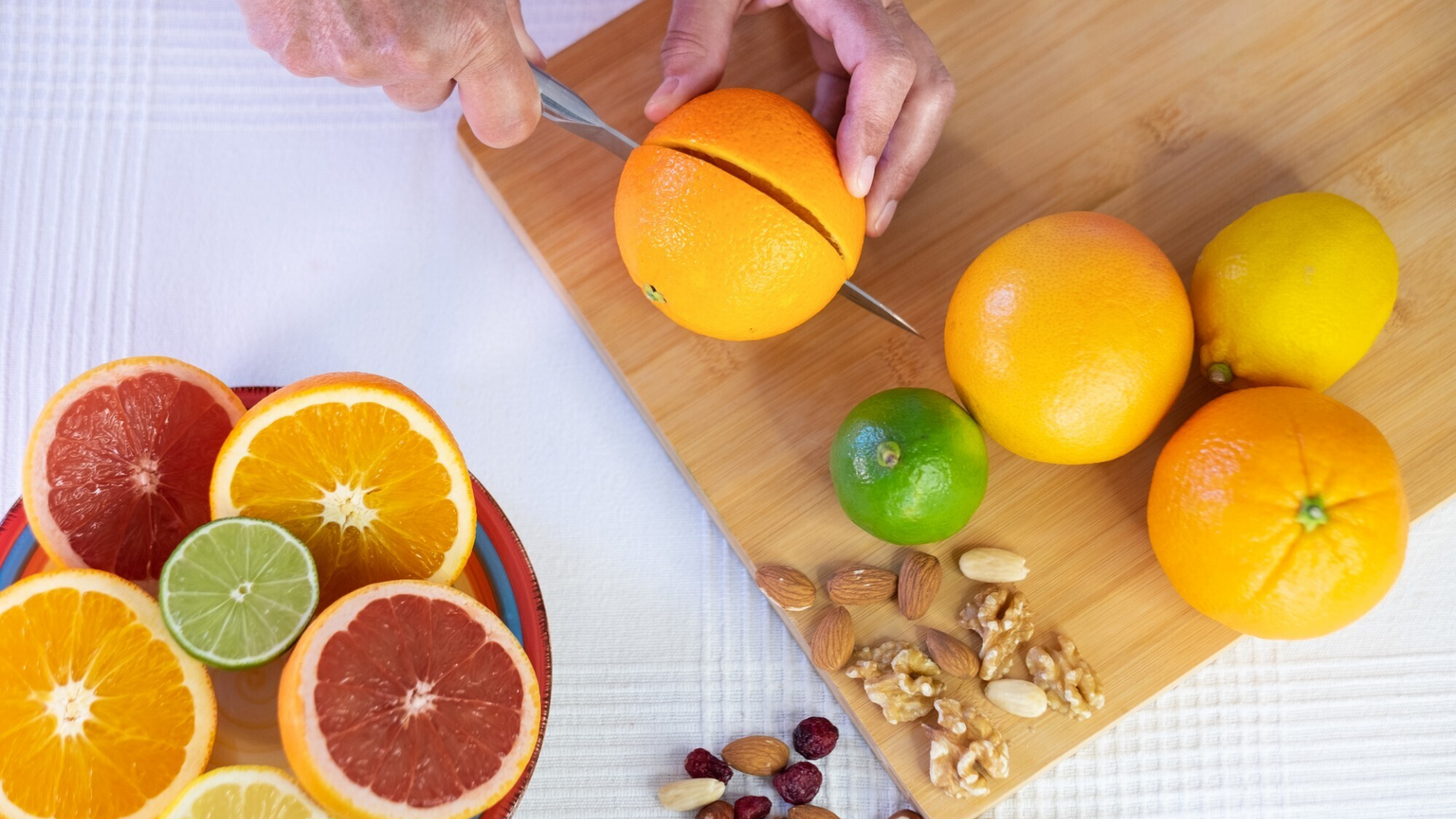 Trái cây không chỉ cung cấp canxi mà còn giàu vitamin C, giúp cơ thể hấp thu canxi hiệu quả hơn