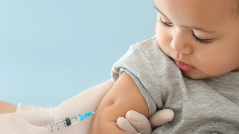 lich-tiem-chung-cho-be-duoi-1-tuoi-duoc-cap-nhat-moi-theo-khuyen-cao 1.png