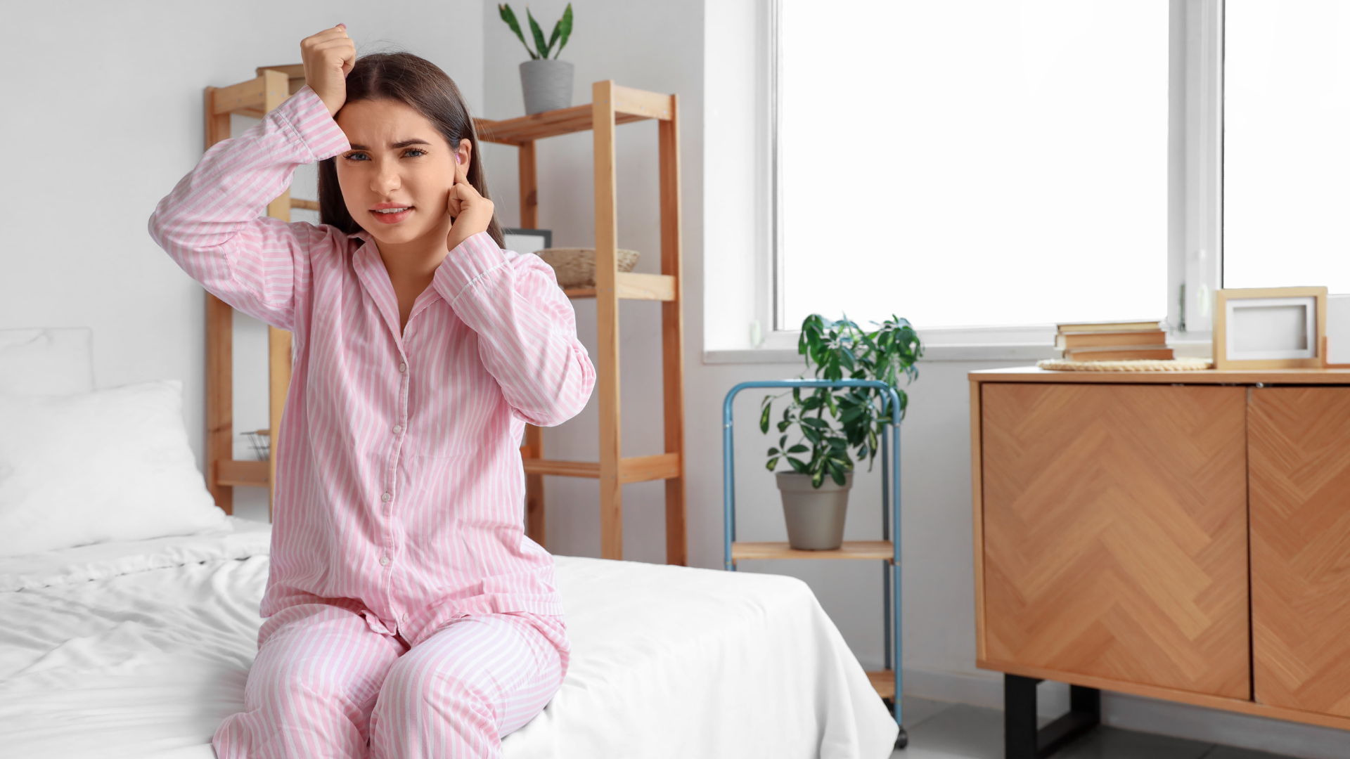 Khi màng nhĩ tổn thương, người bệnh có thể thấy đau tai, ù tai, nghe kém, cần thăm khám