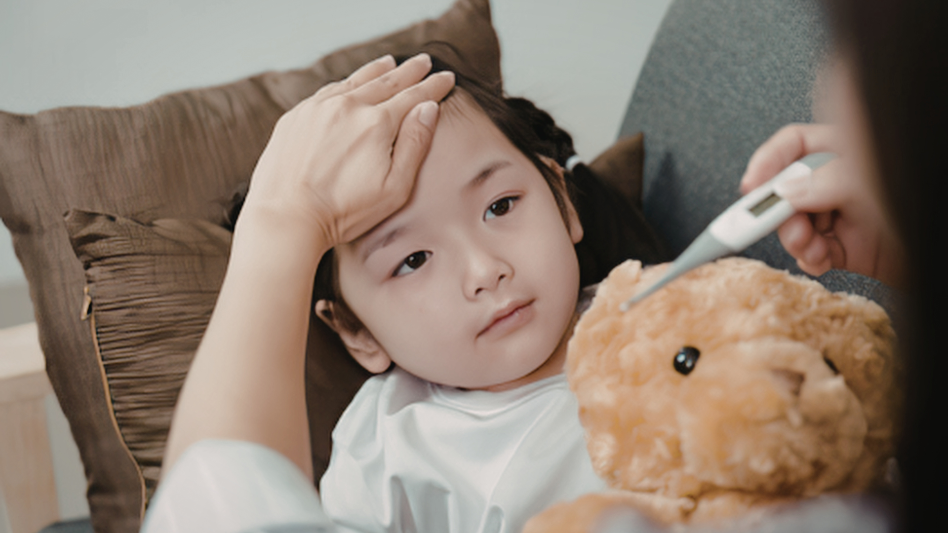 Trẻ em sốt liên tục có thể là dấu hiệu thủng màng nhĩ, phụ huynh cần quan sát kỹ hành vi