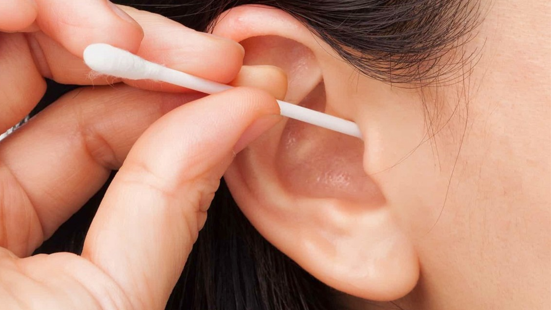 Không dùng vật cứng hay tăm bông ngoáy tai để bảo vệ tai, tránh gây tổn thương nghiêm trọng