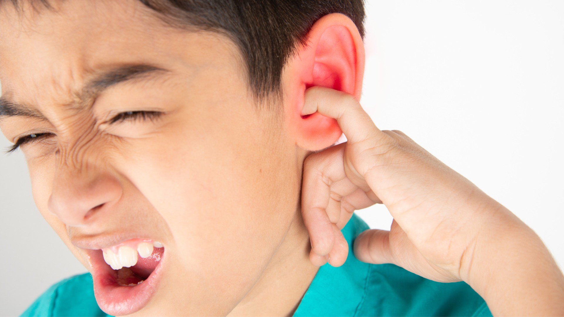 Thủng màng nhĩ thường gây đau tai đột ngột, sau đó là ù tai, nghe kém,...