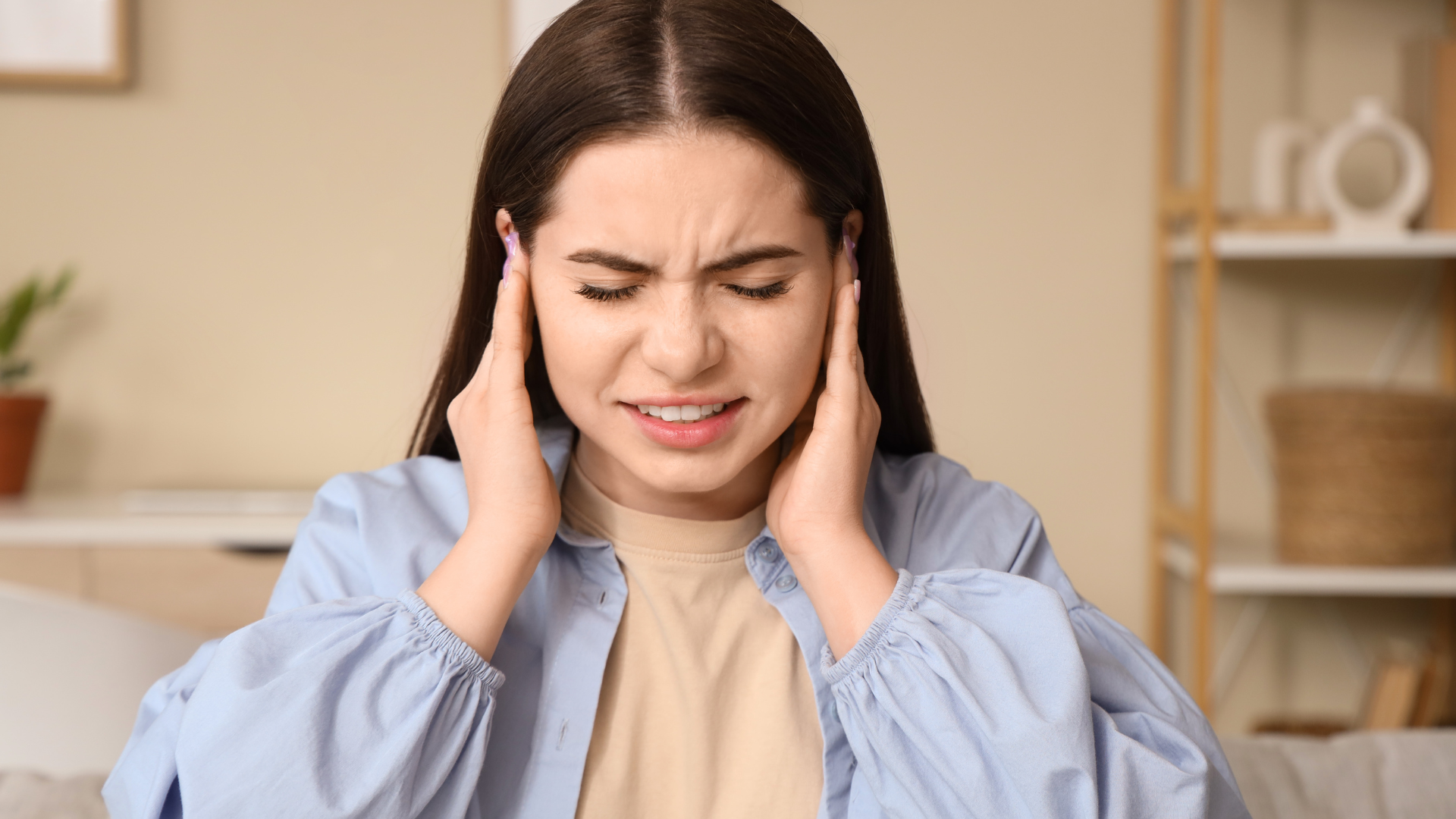 Tai đột nhiên nghe kém, kèm tiếng rung nhẹ, có thể liên quan đến thủng màng nhĩ