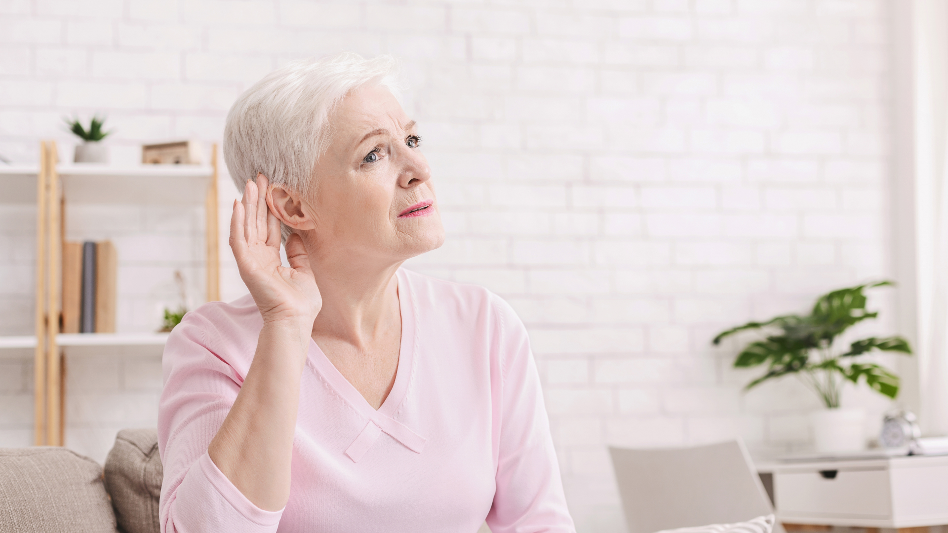 Khi màng nhĩ bị thủng, thính lực giảm dần, tai giữa có dịch, người bệnh khó nghe rõ hơn