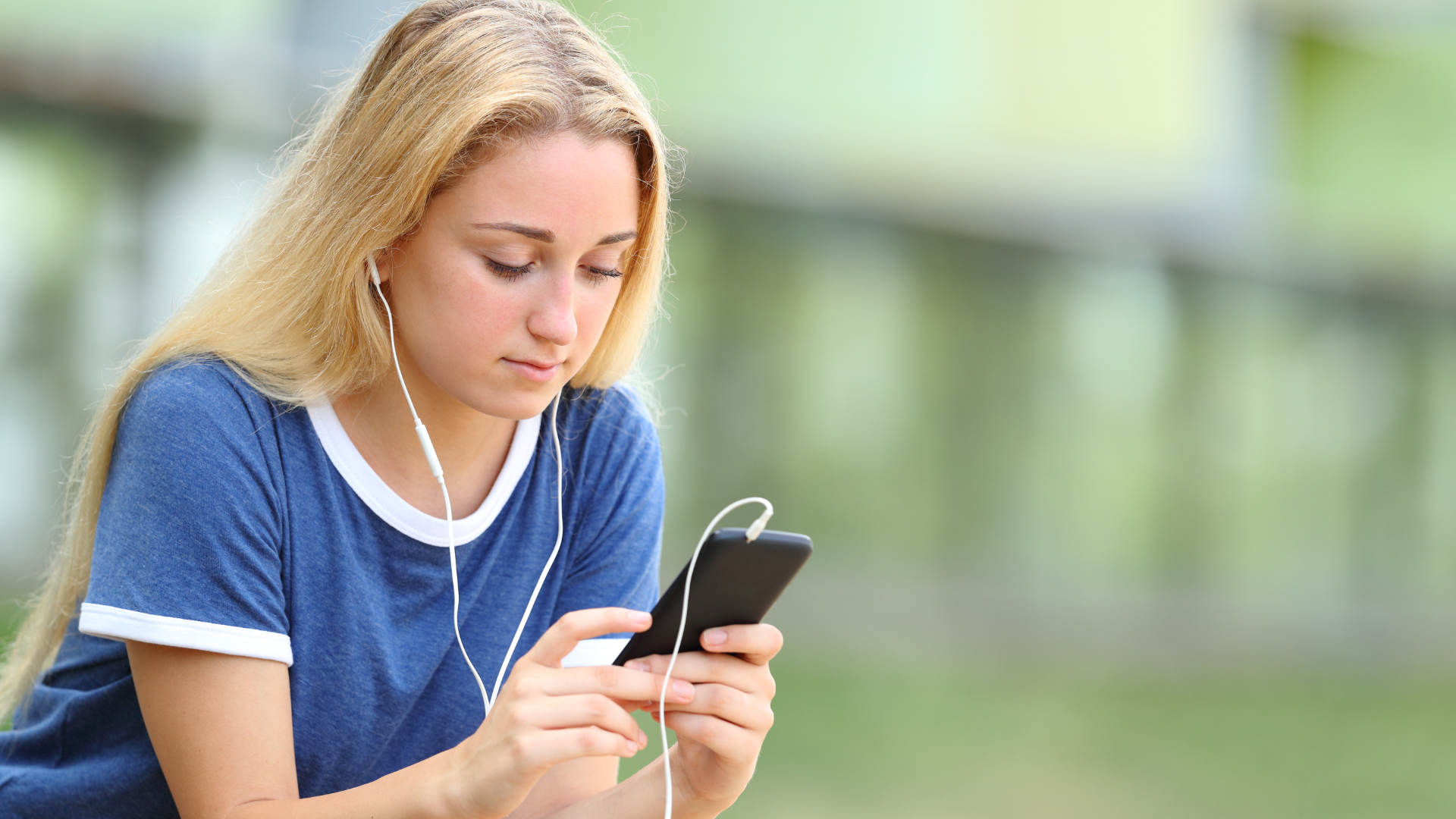 Nghe nhạc an toàn, giữ âm lượng vừa phải, tránh dùng tai nghe liên tục nhiều giờ liền