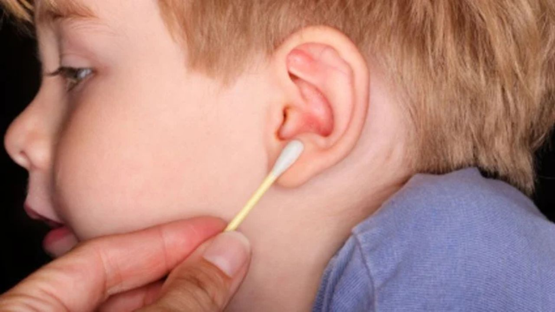 Không tự ý vệ sinh tai trẻ sâu, tránh dùng tăm bông gây tổn thương và kéo dài thời gian hồi phục