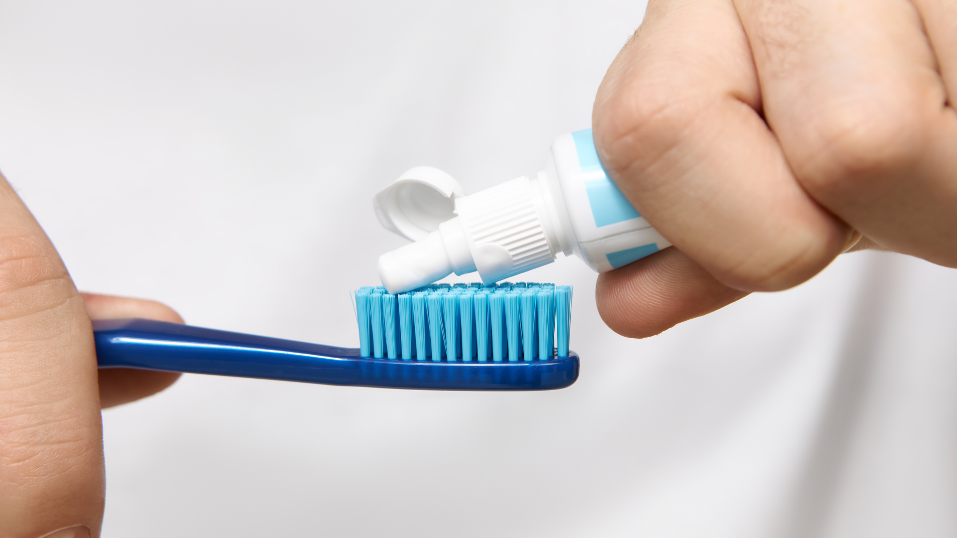 Thường xuyên bị chảy máu chân răng khi đánh răng có thể do chải quá mạnh hoặc dùng bàn chải lông cứng