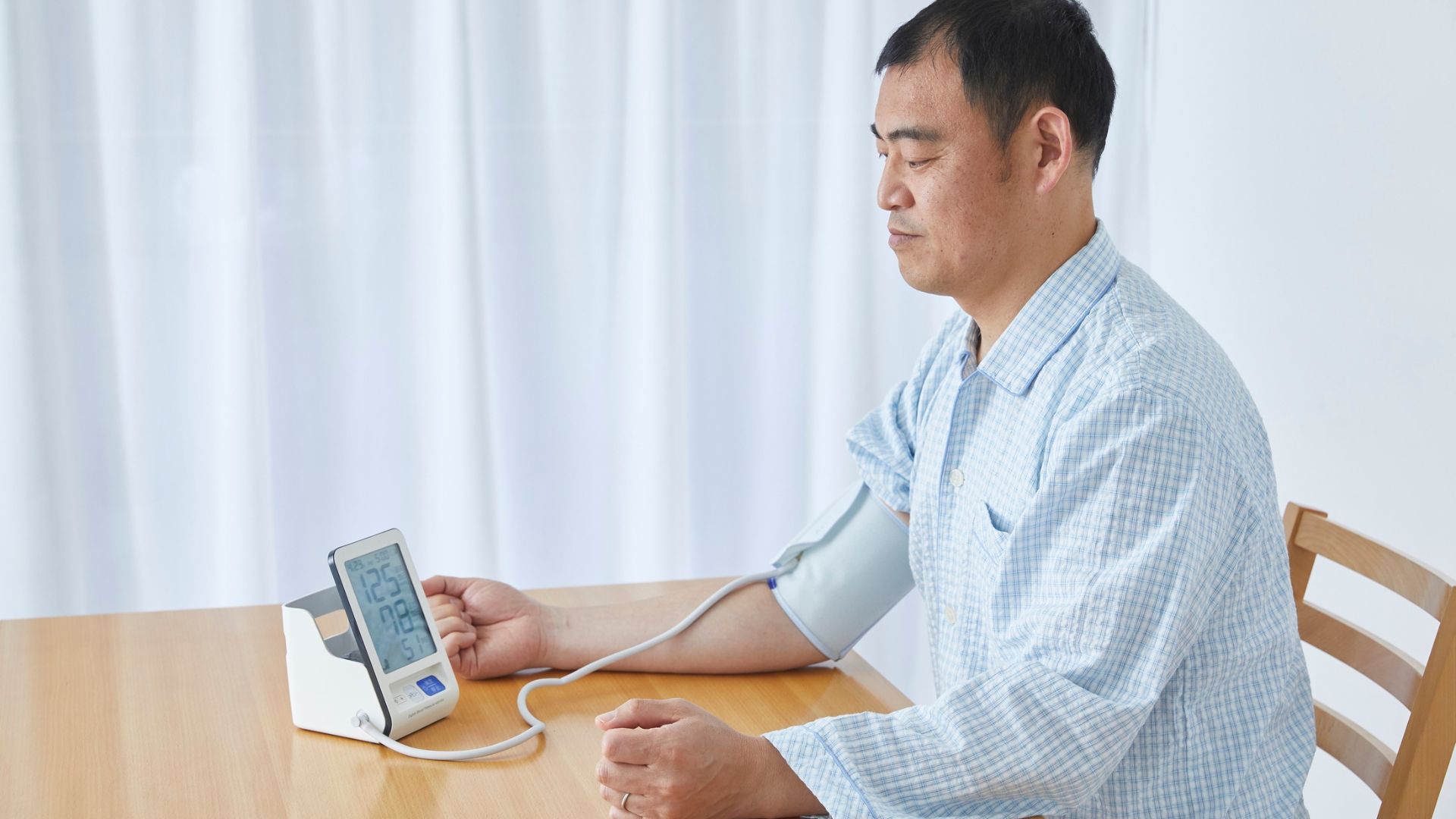 Thường xuyên theo dõi huyết áp tại nhà giúp kiểm soát và quản lý bệnh cao huyết áp