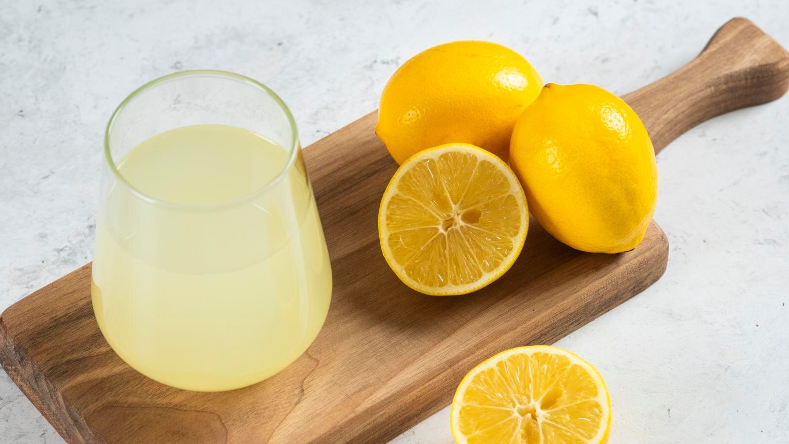 Các loại nước chứa vitamin C như cam, chanh, bưởi giúp tăng sức đề kháng