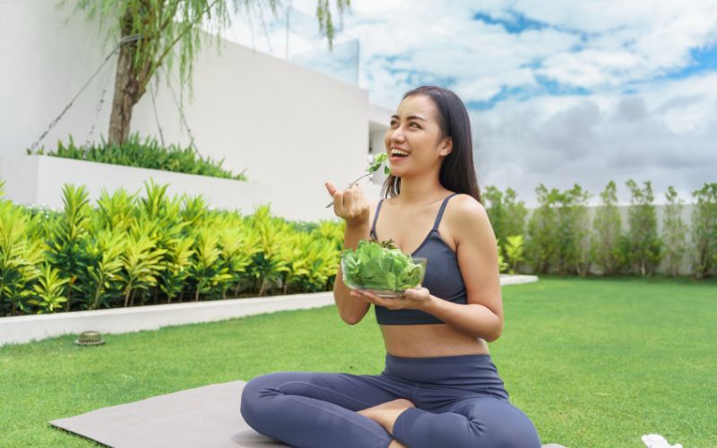 Bạn cần duy trì lối sống lành mạnh trong 2 - 3 tháng trước khi thực hiện IVF để nâng cao chất lượng trứng và tinh trùng