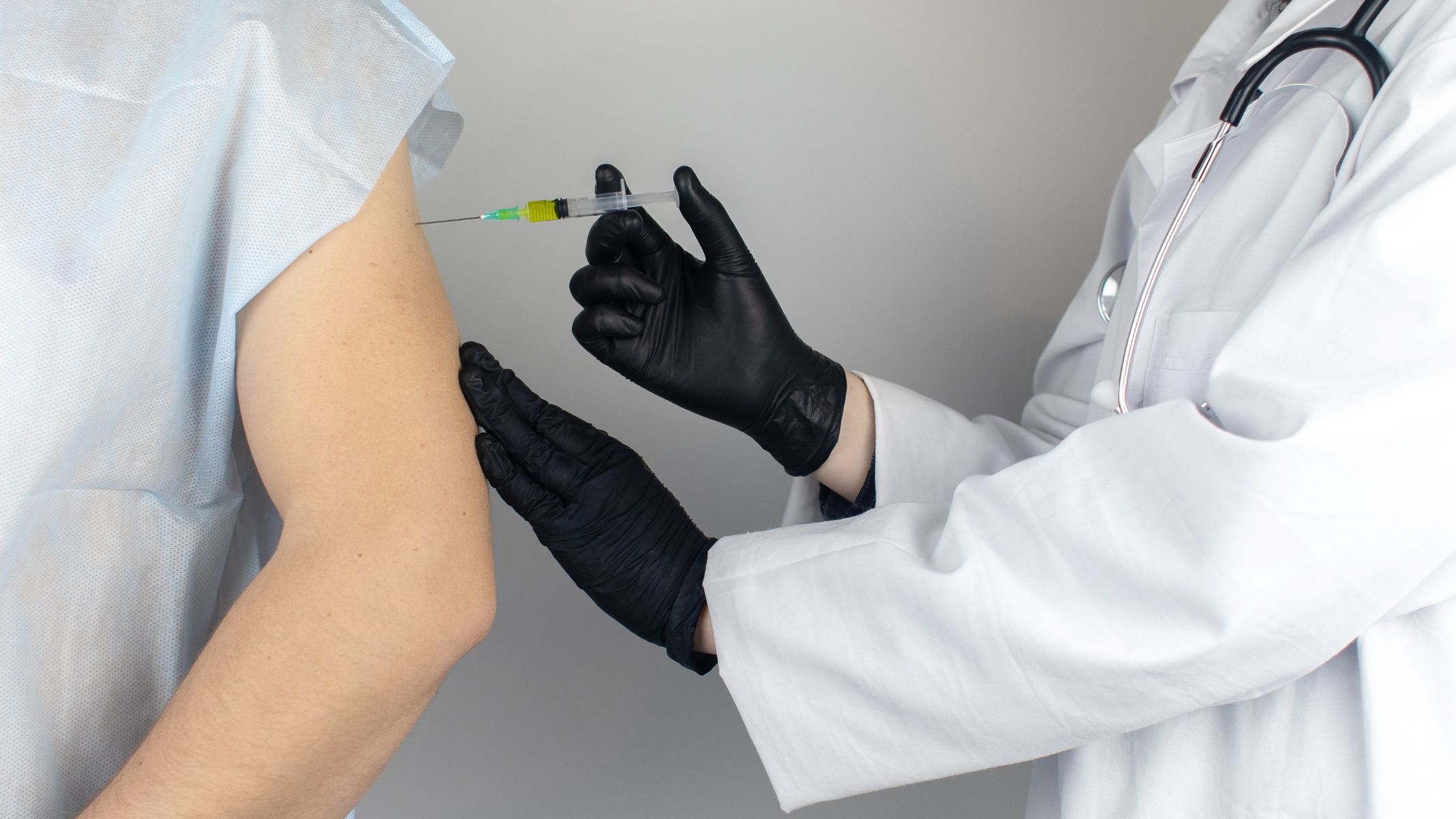 Các chuyên gia khuyến nghị nên thực hiện tiêm nhắc lại uốn ván sau 10 năm