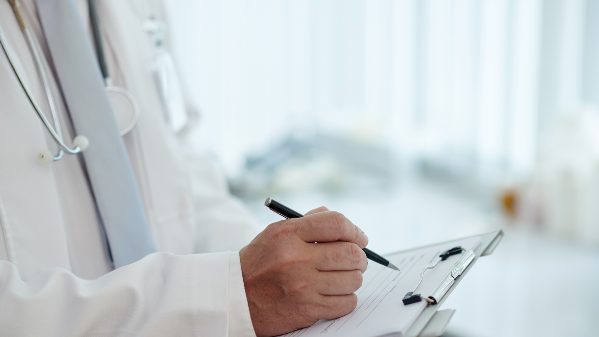 Sau khi tiêm, cần lưu lại cơ sở y tế ít nhất 30 phút để theo dõi các phản ứng sau tiêm