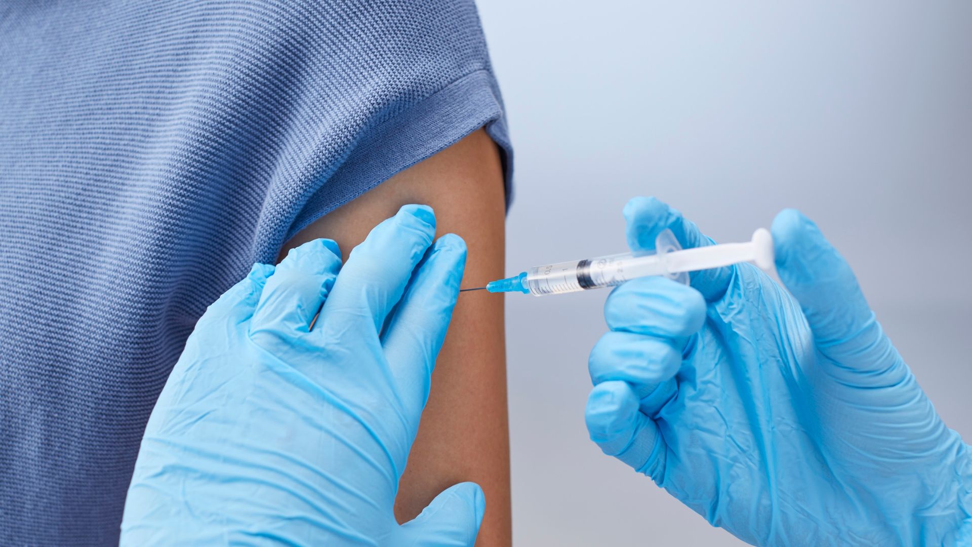 Bạn nên chủ động tiêm vắc xin uốn ván để hạn chế nguy cơ mắc bệnh khi có vết thương