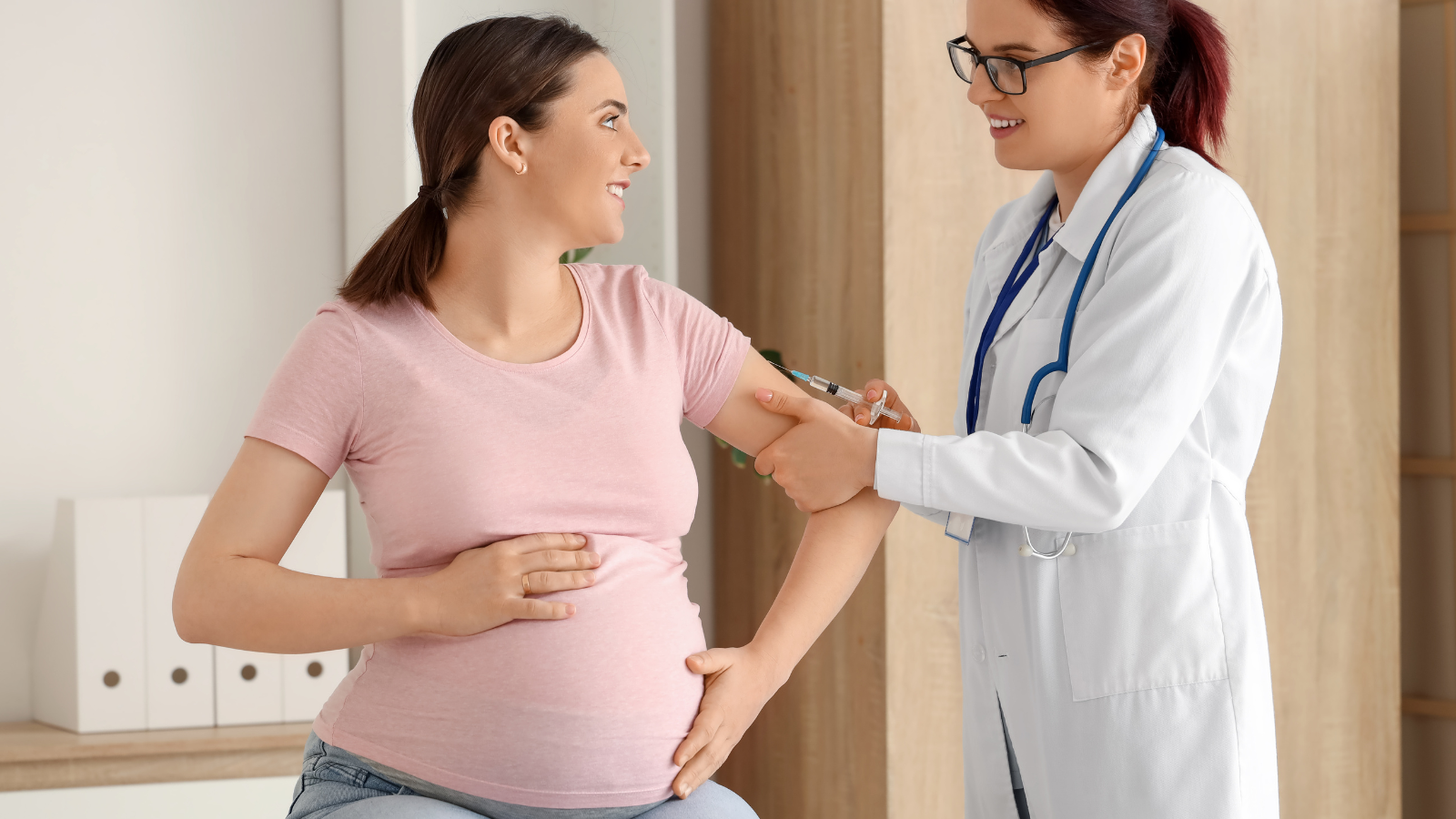 Tiêm phòng đầy đủ giúp bảo vệ mẹ và bé